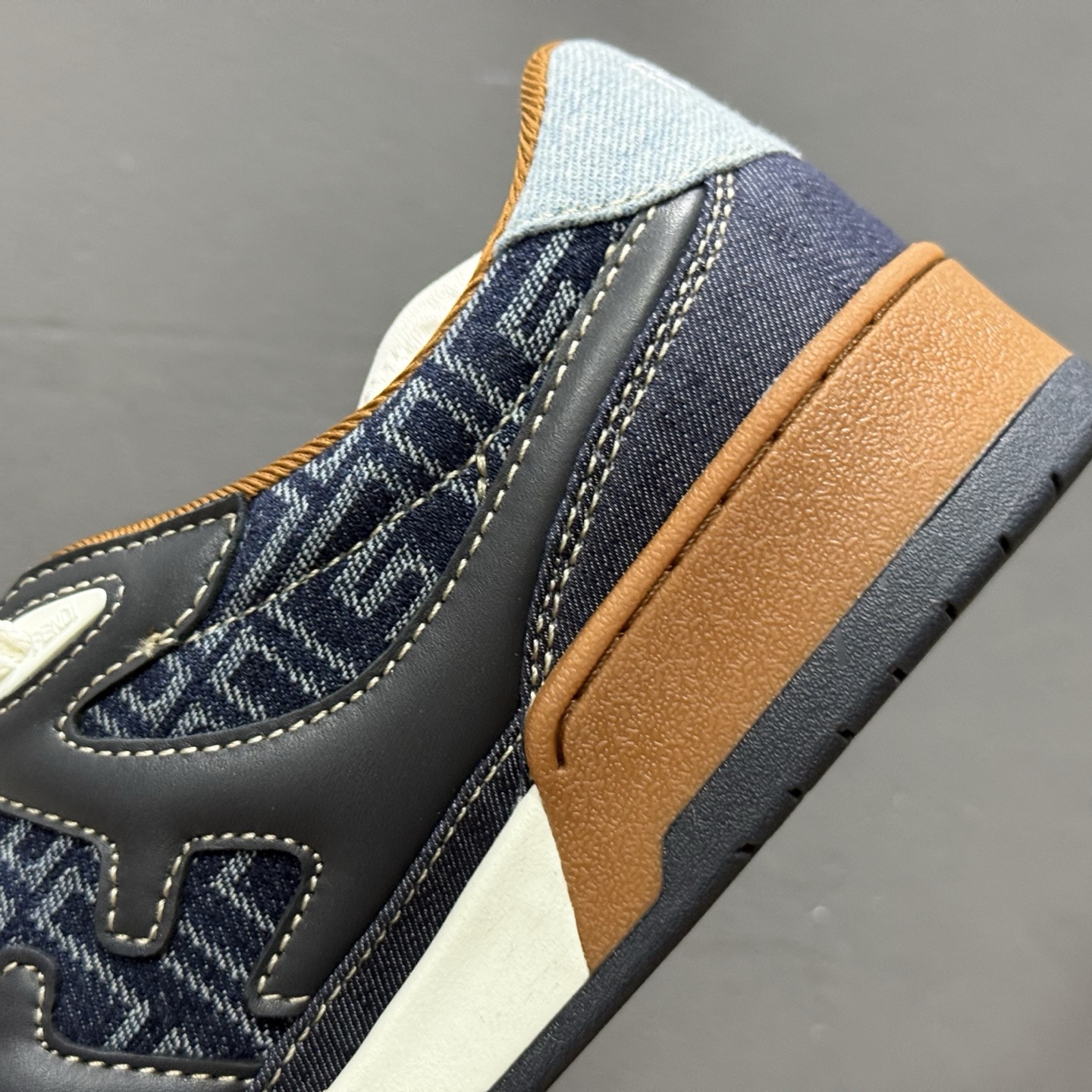 380 广东原装高端品质 FENDI芬迪 Match 圆头厚底 低帮板鞋 Fendi芬迪情侣款休闲鞋-Chinese UA Cheap High Quatity Brand Clothes Bags handbags Sneakers wholesale wholesaler seller from China Factory suppliers Fashion Clothing Shoes best Quality Beautiful Price 380 广东原装高端品质 FENDI芬迪 Match 圆头厚底 低帮板鞋 Fendi芬迪情侣款休闲鞋