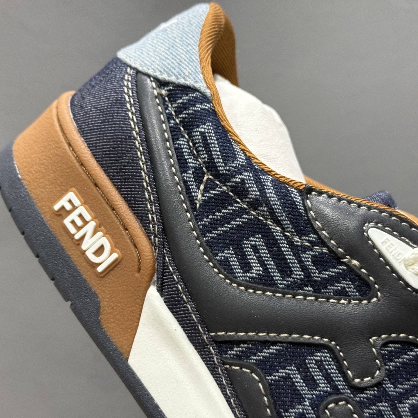 380 广东原装高端品质 FENDI芬迪 Match 圆头厚底 低帮板鞋 Fendi芬迪情侣款休闲鞋-Chinese UA Cheap High Quatity Brand Clothes Bags handbags Sneakers wholesale wholesaler seller from China Factory suppliers Fashion Clothing Shoes best Quality Beautiful Price 380 广东原装高端品质 FENDI芬迪 Match 圆头厚底 低帮板鞋 Fendi芬迪情侣款休闲鞋