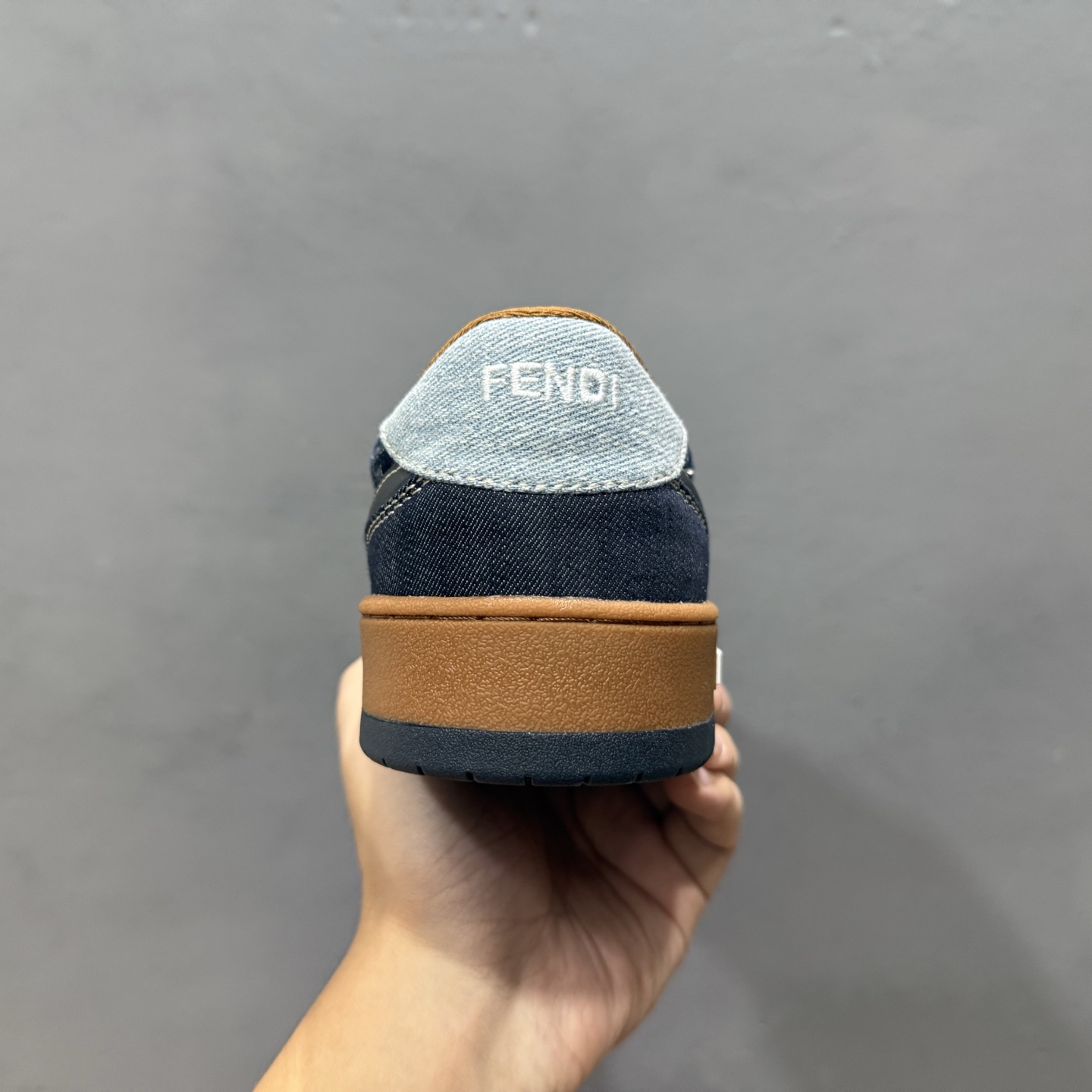 380 广东原装高端品质 FENDI芬迪 Match 圆头厚底 低帮板鞋 Fendi芬迪情侣款休闲鞋-Chinese UA Cheap High Quatity Brand Clothes Bags handbags Sneakers wholesale wholesaler seller from China Factory suppliers Fashion Clothing Shoes best Quality Beautiful Price 380 广东原装高端品质 FENDI芬迪 Match 圆头厚底 低帮板鞋 Fendi芬迪情侣款休闲鞋