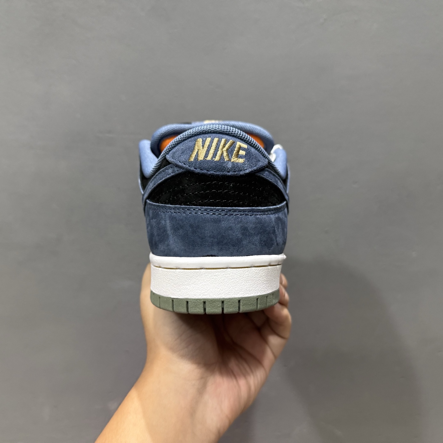 220 Nk SB Dunk Low ”Light Carbon/ Monarch”低帮休闲板鞋 HF3063-002