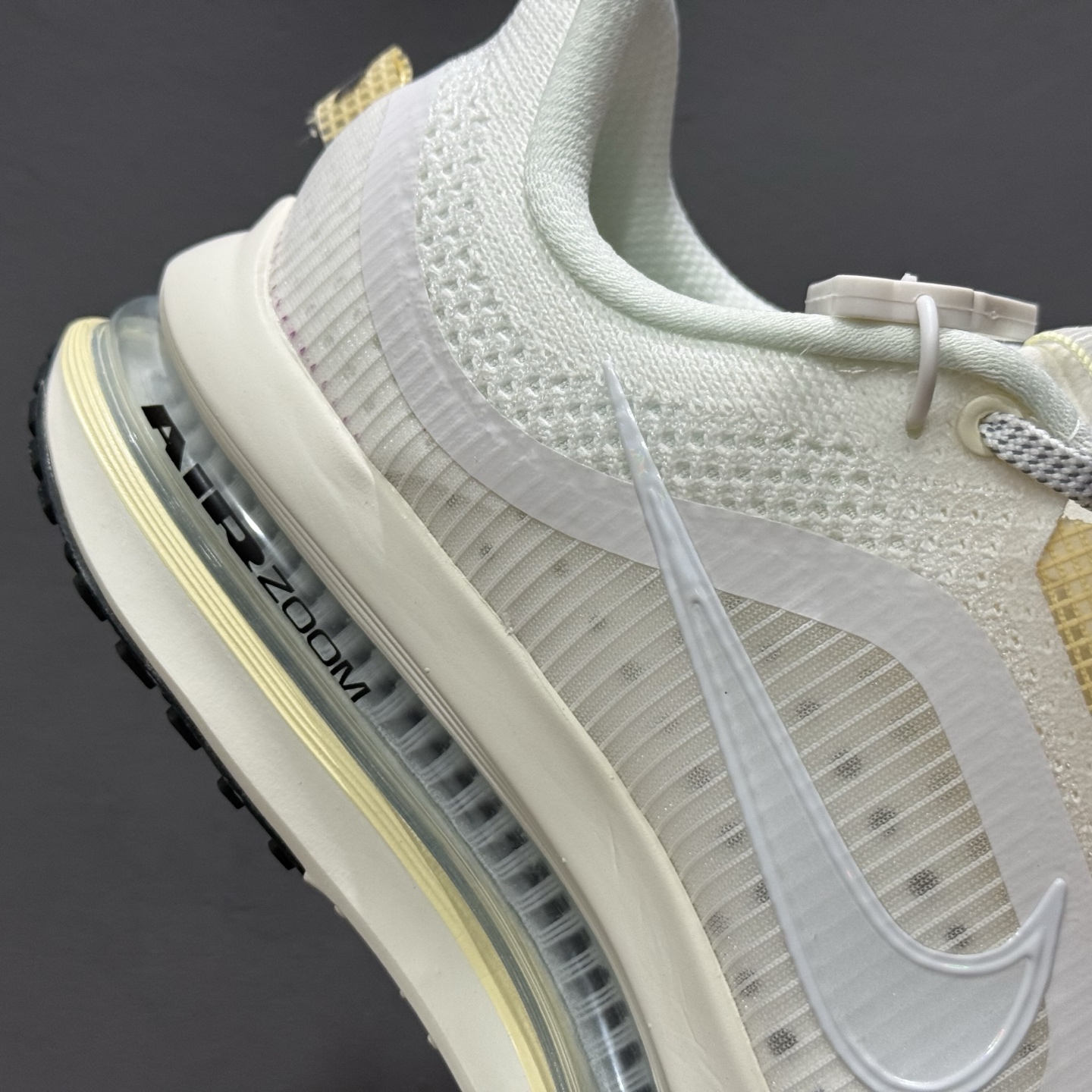 Nike Pegasus Premium 米色 全掌可见的Air Zoom首次在Pegasus系列中出现 HQ2593-104