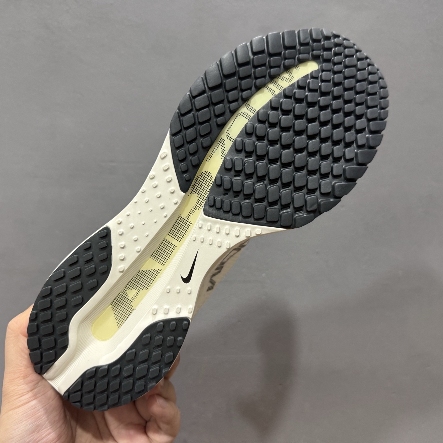 Nike Pegasus Premium 米色 全掌可见的Air Zoom首次在Pegasus系列中出现 HQ2593-104