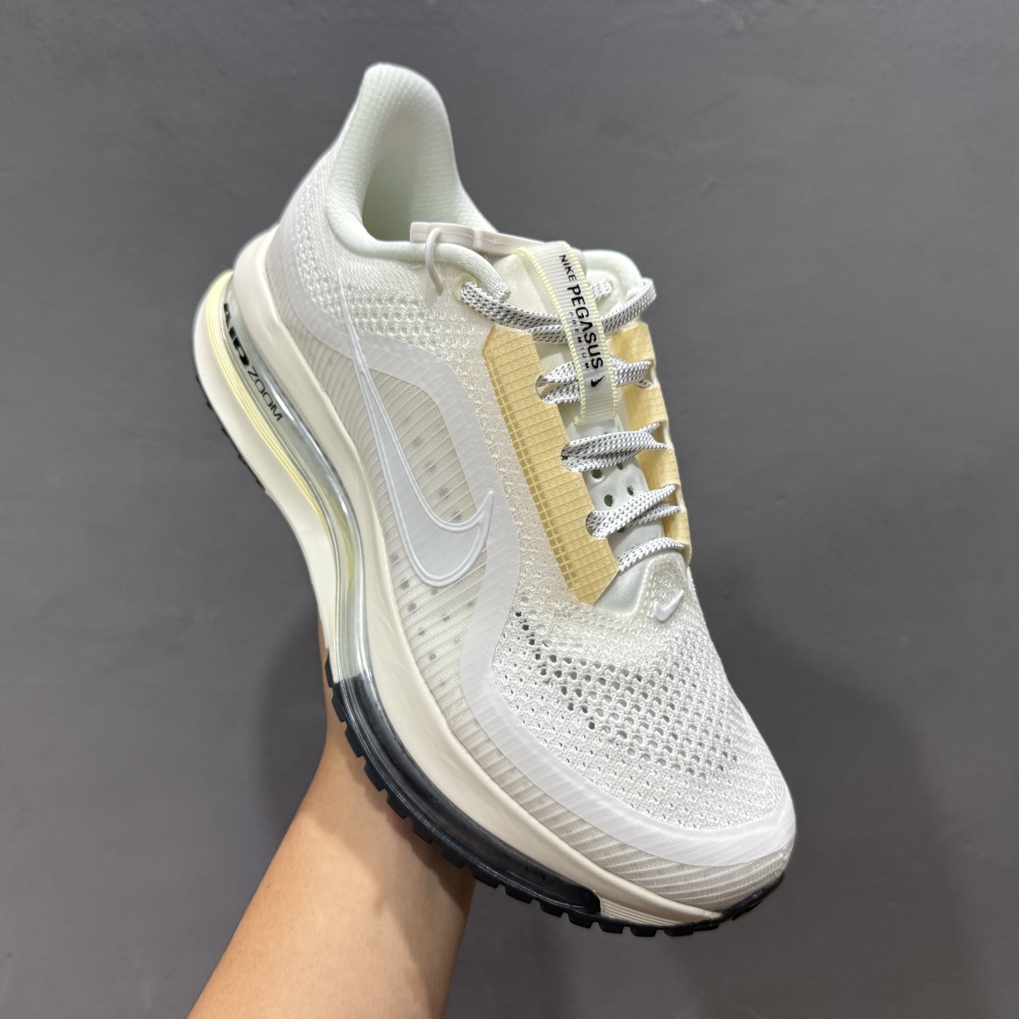 Nike Pegasus Premium 米色 全掌可见的Air Zoom首次在Pegasus系列中出现 HQ2593-104