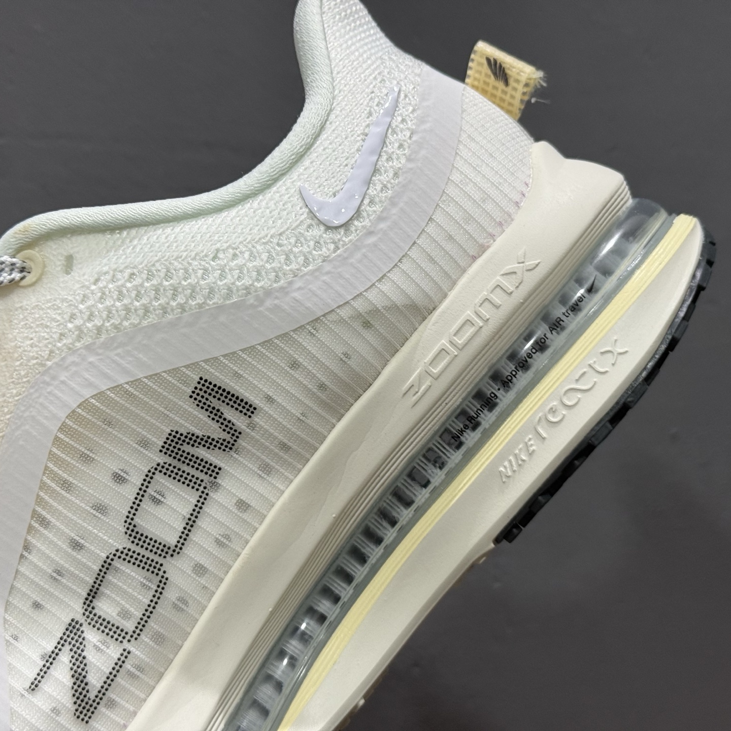 Nike Pegasus Premium 米色 全掌可见的Air Zoom首次在Pegasus系列中出现 HQ2593-104