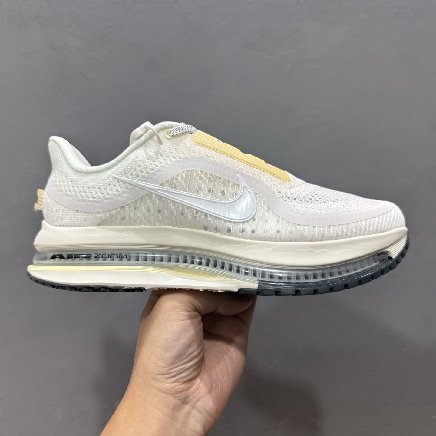 Nike Pegasus Premium 米色 全掌可见的Air Zoom首次在Pegasus系列中出现 HQ2593-104