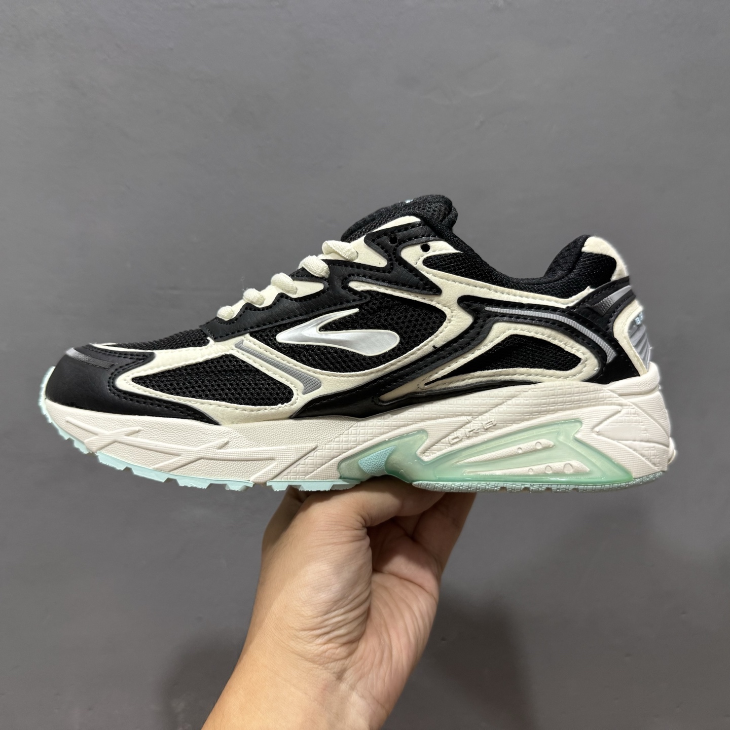 180 Brooks布鲁克斯Adrenaline GTS 4 跑鞋男子缓震马拉松氮气慢跑鞋