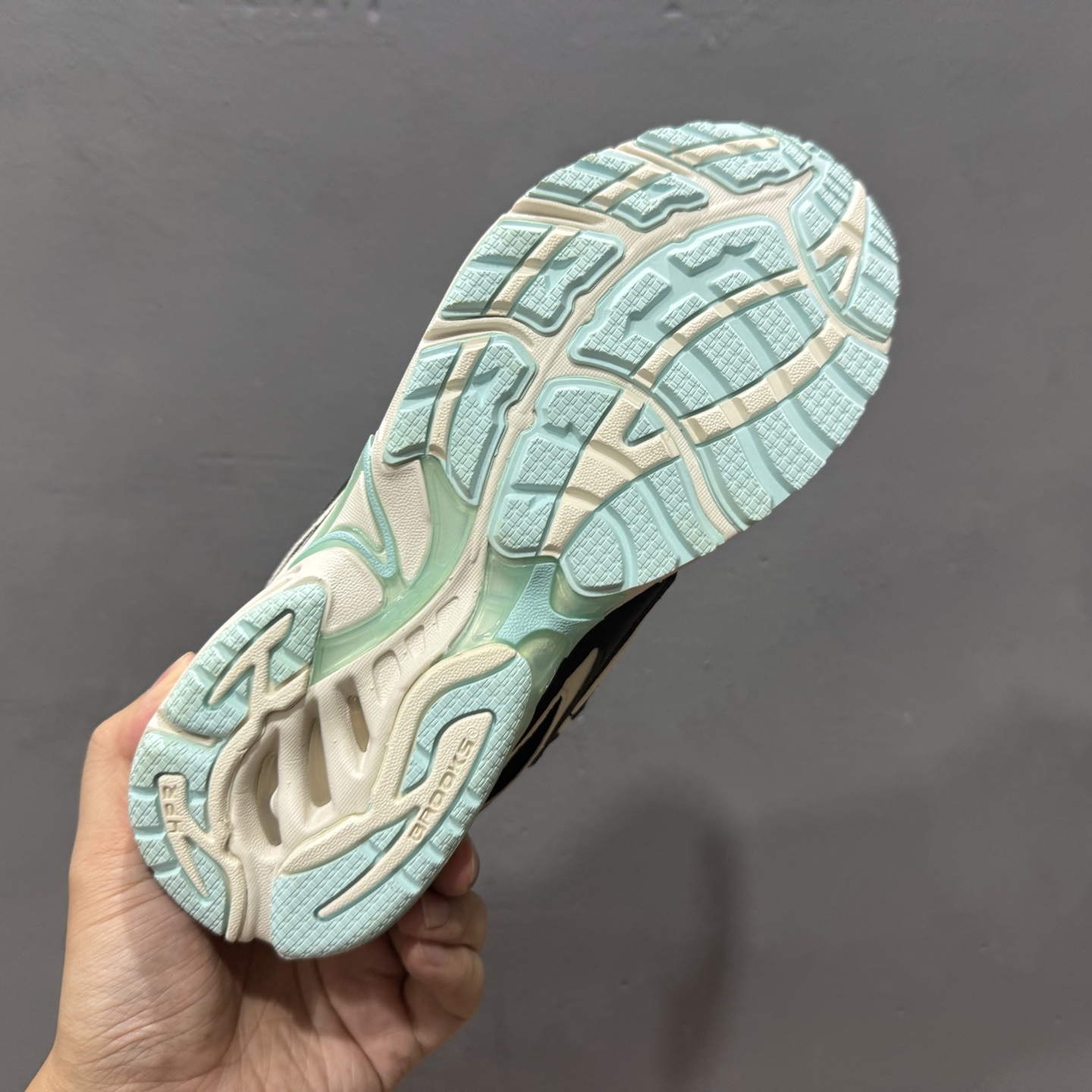 180 Brooks布鲁克斯Adrenaline GTS 4 跑鞋男子缓震马拉松氮气慢跑鞋