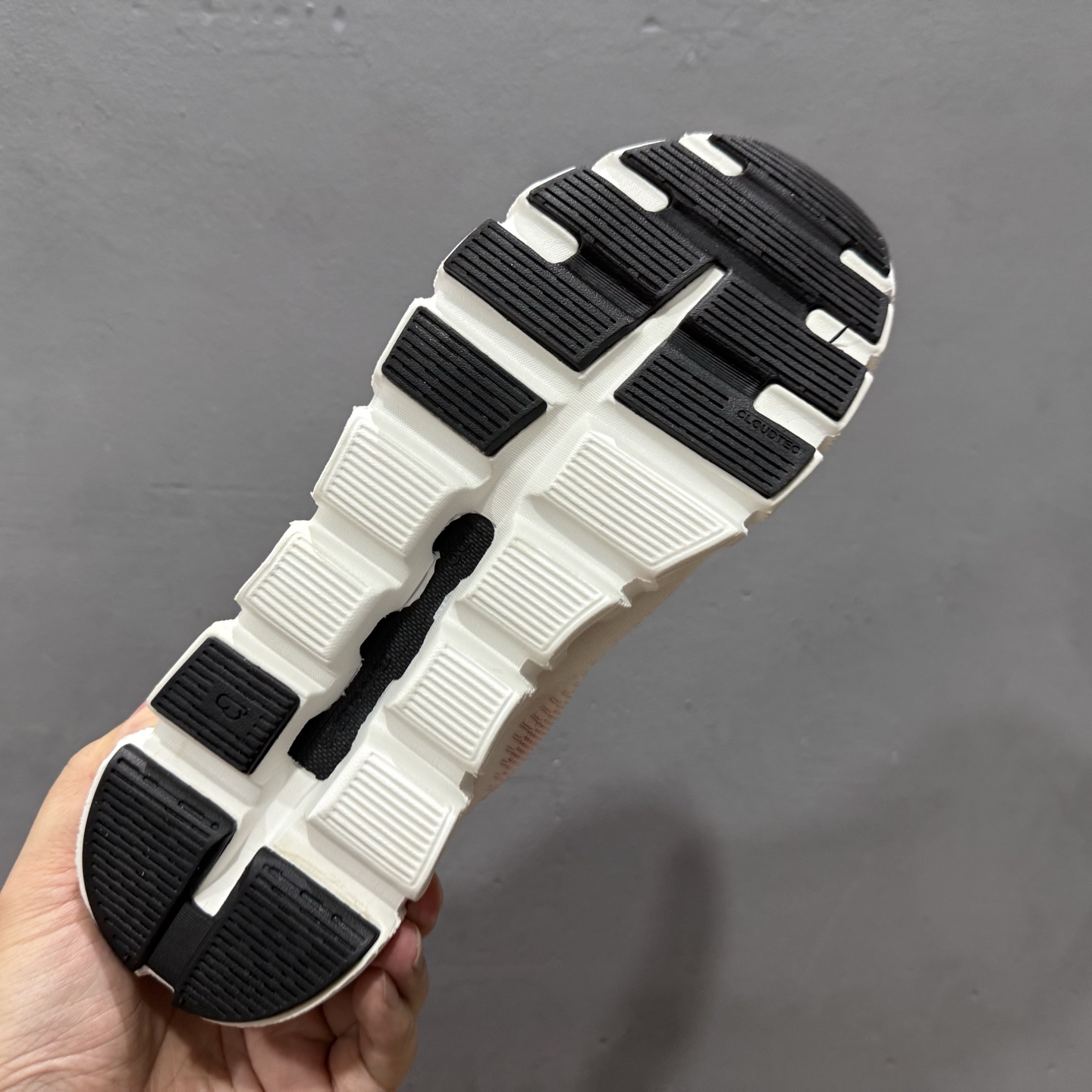 180 On昂跑 Cloud 6 Push 轻量运动休闲鞋 轻量透气的工程网格结合环保人造麂皮 3MF10053026-101