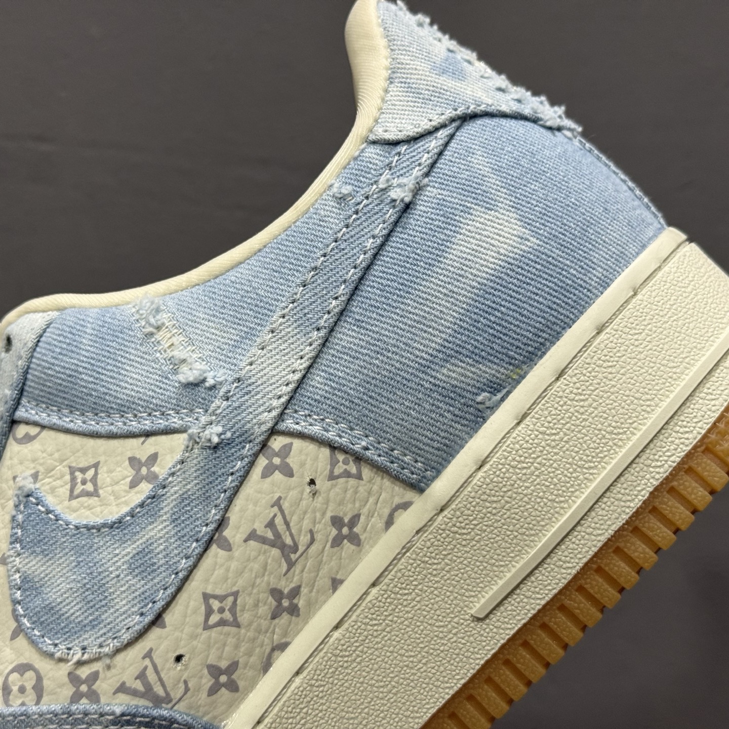 ￥260 Nike Air Force 1'07 Low 李维斯 白浅蓝 空军一号低帮休闲板鞋 YF9511-814