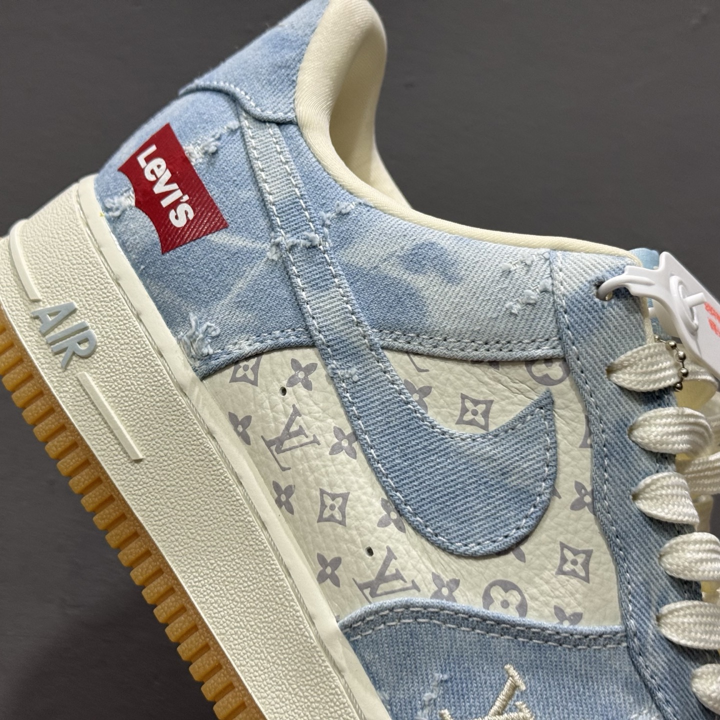 ￥260 Nike Air Force 1'07 Low 李维斯 白浅蓝 空军一号低帮休闲板鞋 YF9511-814