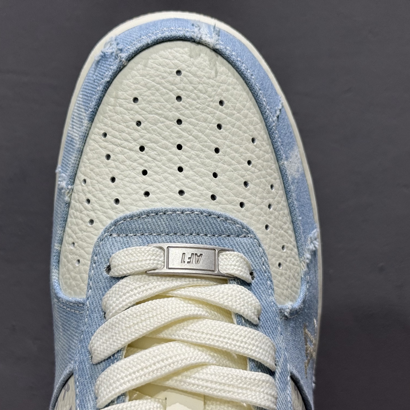 ￥260 Nike Air Force 1'07 Low 李维斯 白浅蓝 空军一号低帮休闲板鞋 YF9511-814