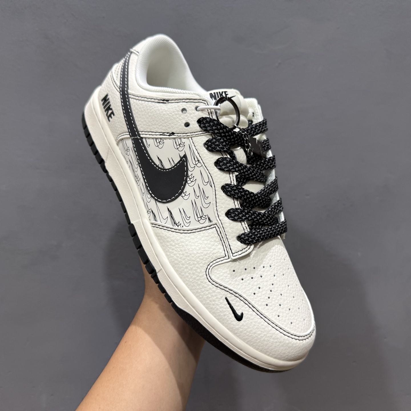￥280 Nike SB Dunk Low 联名 米黑多小勾 高端定制 低帮休闲板鞋 HH7518-094