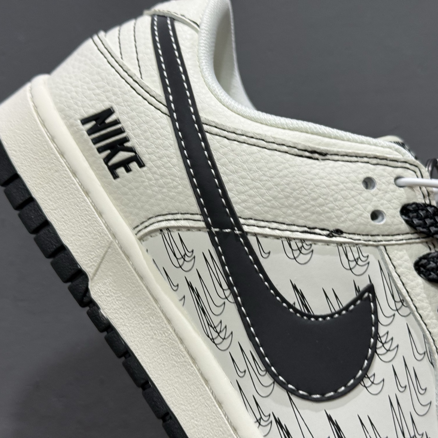 ￥280 Nike SB Dunk Low 联名 米黑多小勾 高端定制 低帮休闲板鞋 HH7518-094