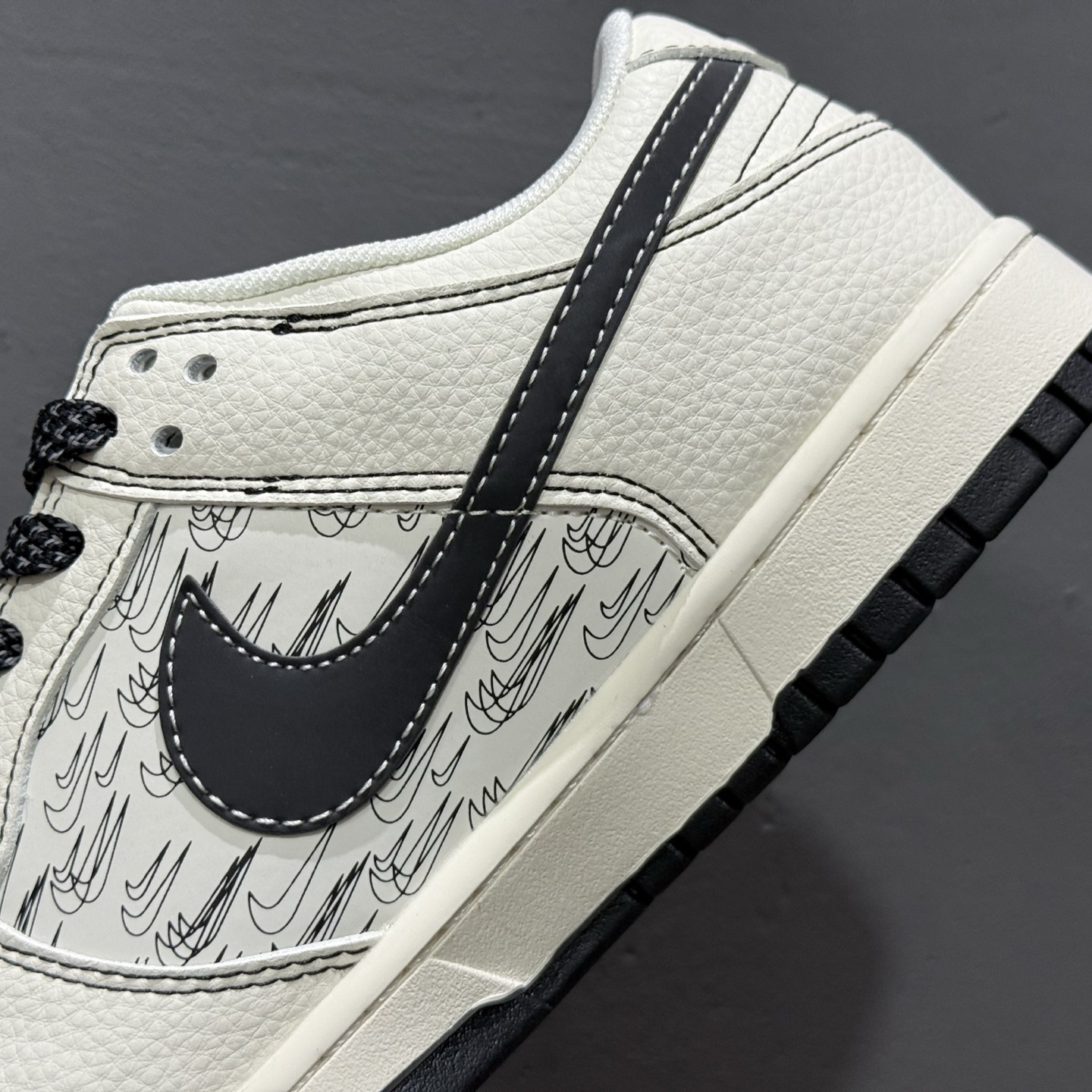 ￥280 Nike SB Dunk Low 联名 米黑多小勾 高端定制 低帮休闲板鞋 HH7518-094