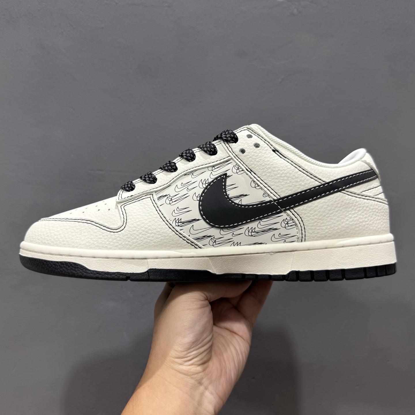 ￥280 Nike SB Dunk Low 联名 米黑多小勾 高端定制 低帮休闲板鞋 HH7518-094