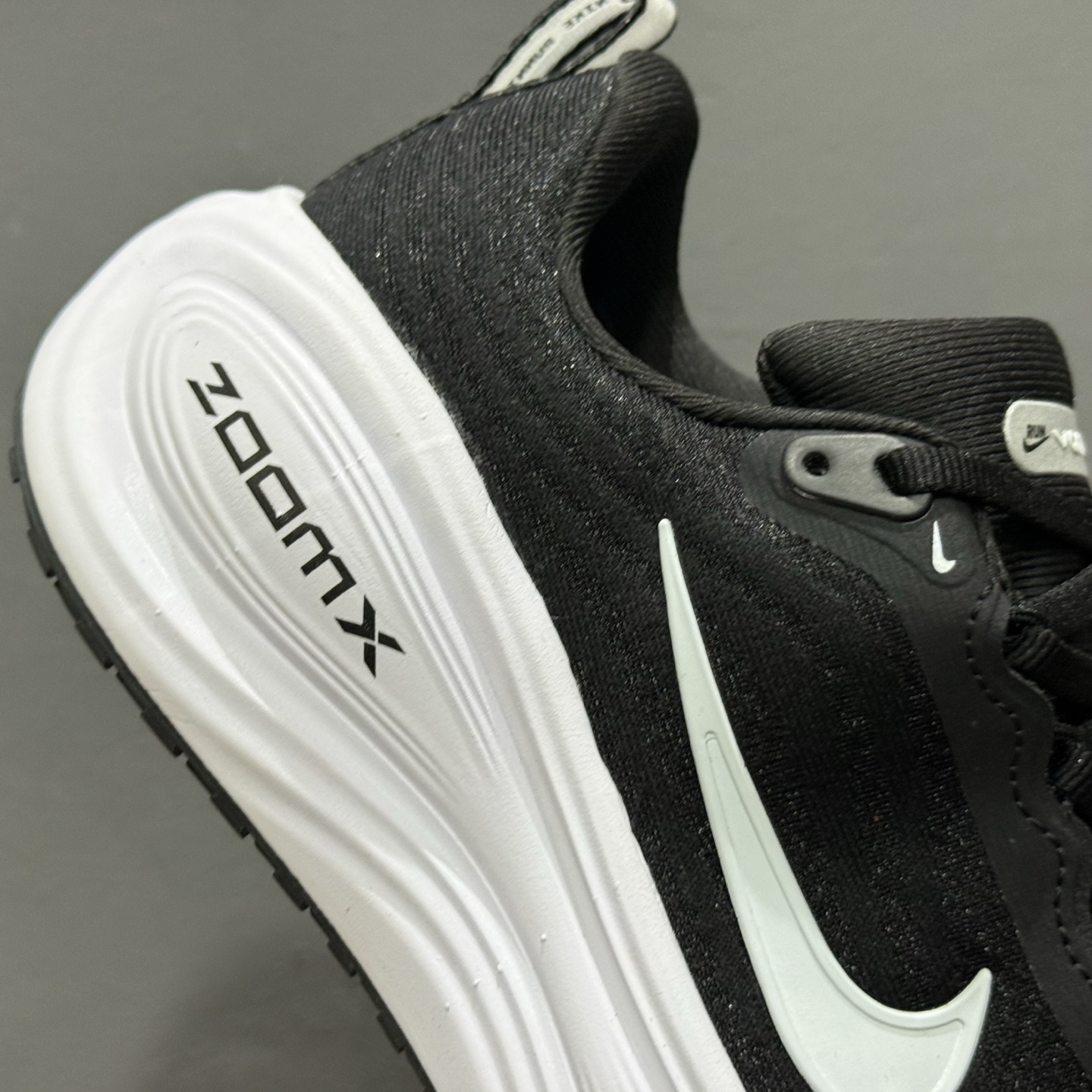 Nike VOMERO PLUS RUN 耐克 舒适减震防滑 低帮跑步鞋 HV8150-002