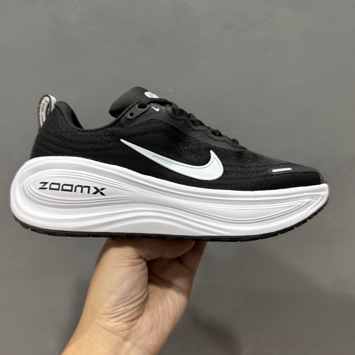 Nike VOMERO PLUS RUN 耐克 舒适减震防滑 低帮跑步鞋 HV8150-002