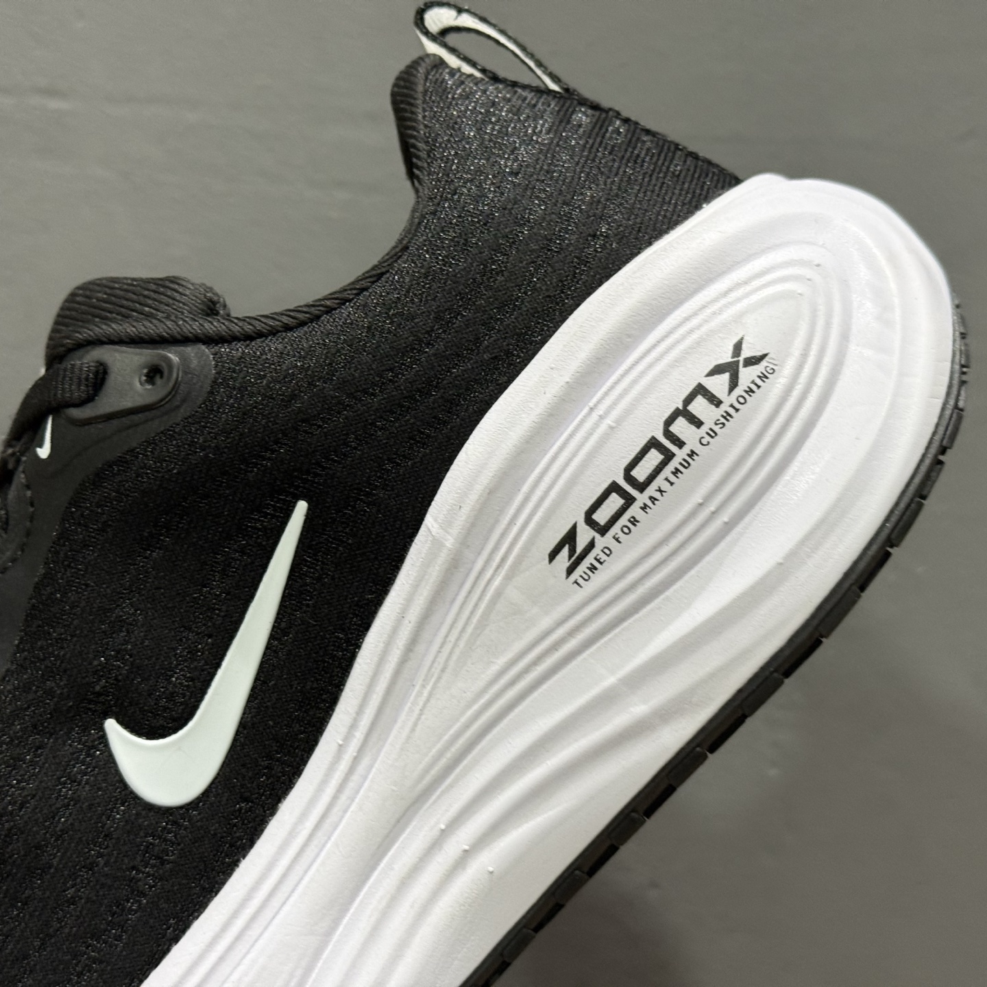 Nike VOMERO PLUS RUN 耐克 舒适减震防滑 低帮跑步鞋 HV8150-002