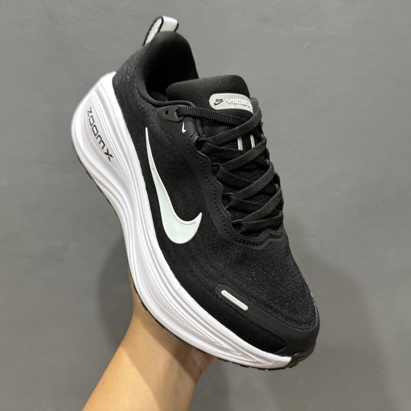 Nike VOMERO PLUS RUN 耐克 舒适减震防滑 低帮跑步鞋 HV8150-002