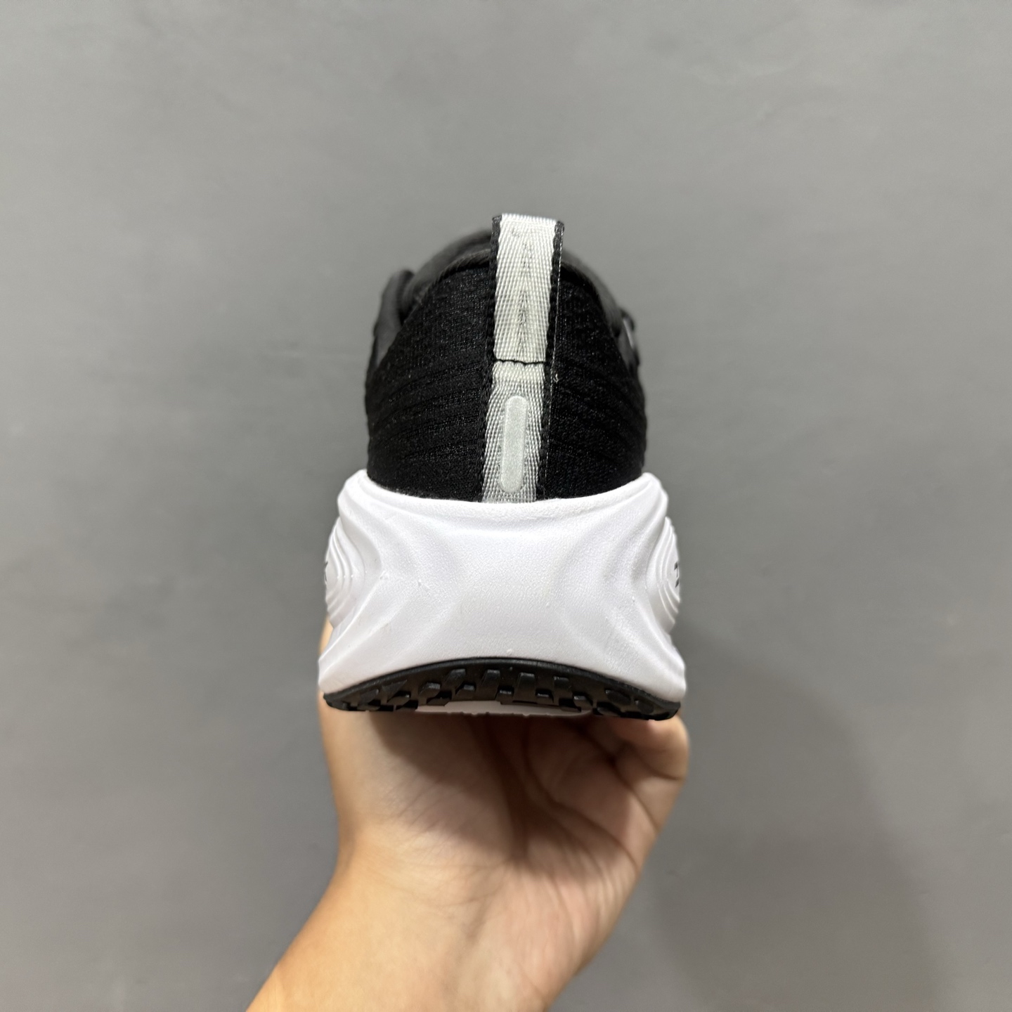 Nike VOMERO PLUS RUN 耐克 舒适减震防滑 低帮跑步鞋 HV8150-002