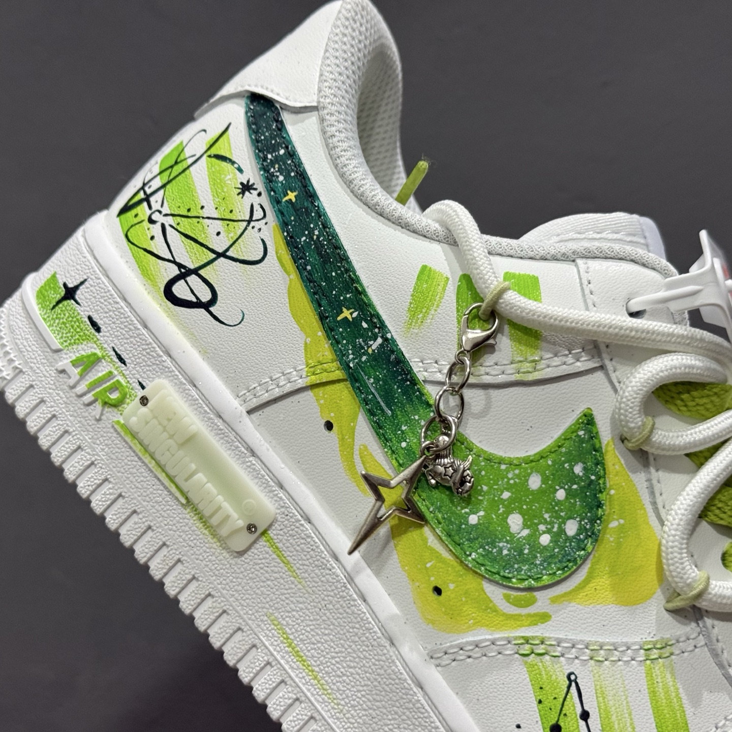 Nike Air Force 1'07 Low ”Capricorn” 手绘涂鸦十二星座系列 摩羯座 空军一号低帮休闲板鞋 星座1222119 Nike Air Force 1'07 Low ”Capricorn” 手绘涂鸦十二星座系列 摩羯座 空军一号低帮休闲板鞋 星座1222119