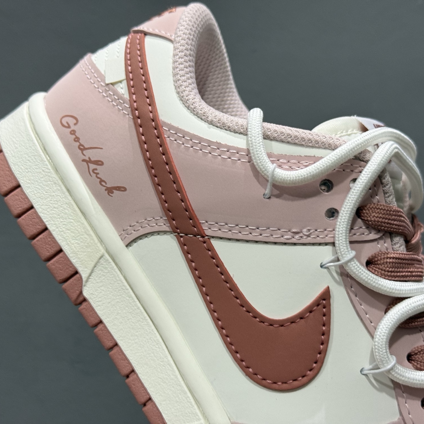 280 Nike Dunk Low 温柔豆沙 当柔雾粉褪去甜腻 PC0528-105