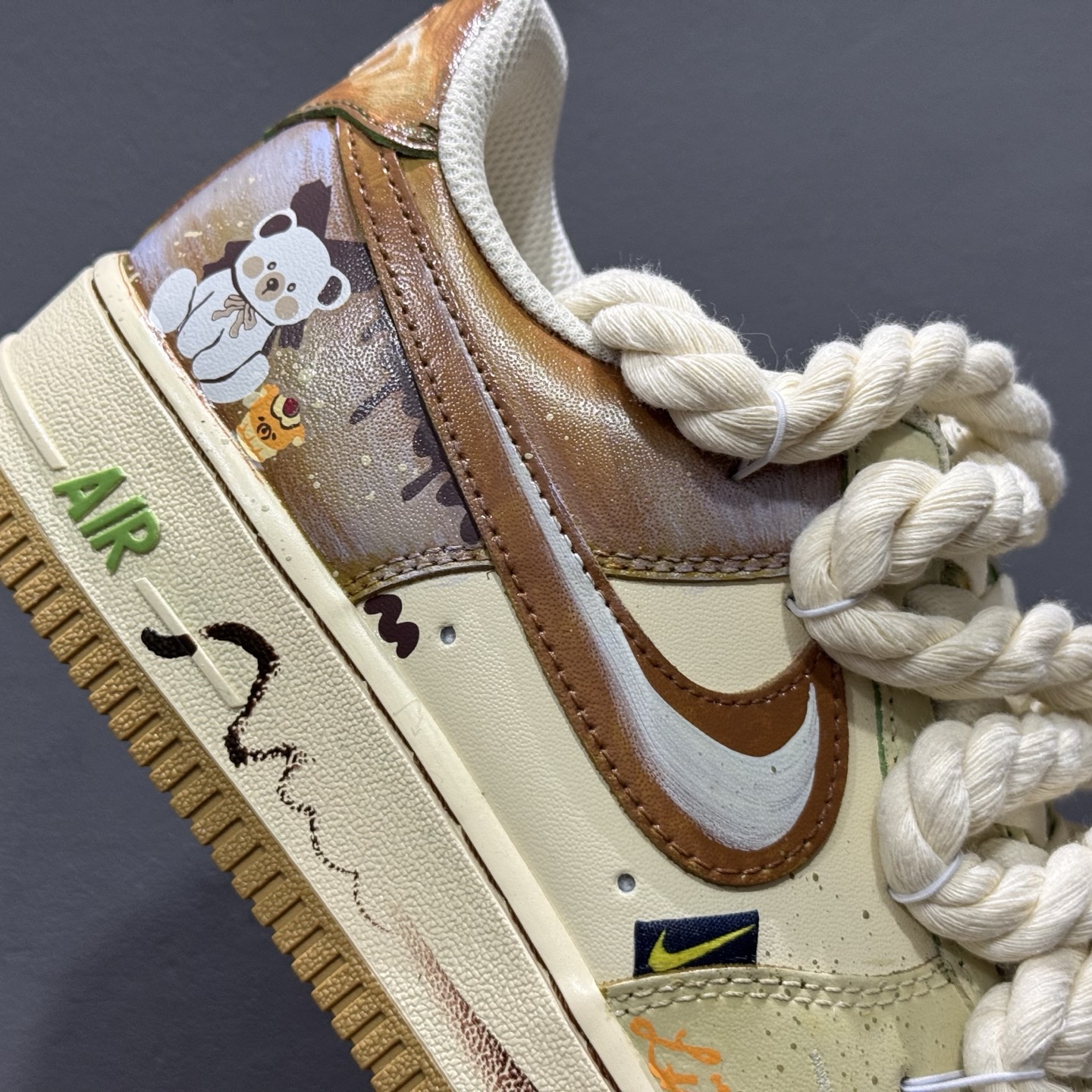 ￥260 Nike Air Force 1'07 Low ”Milk Coffee Bear” 手绘涂鸦 奶咖小熊 空军一号低帮休闲板鞋 XL2321-666