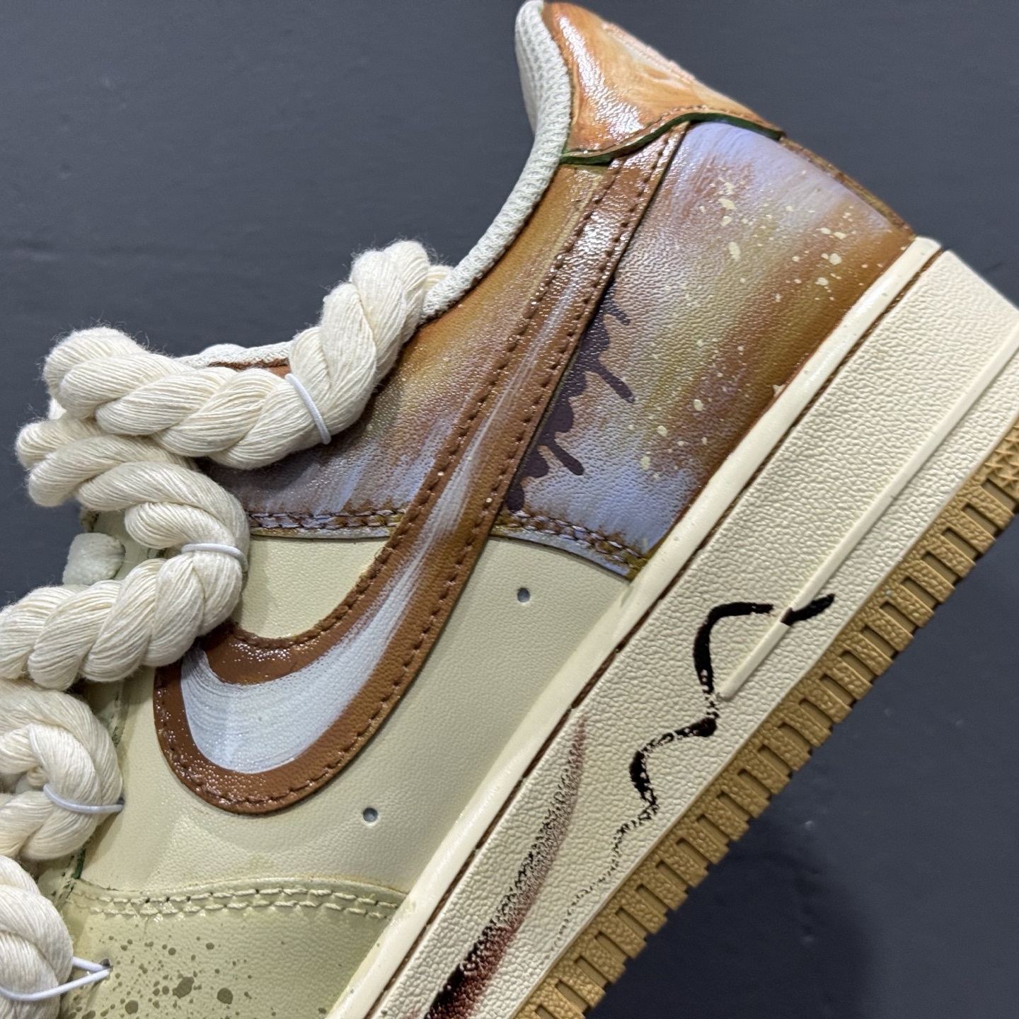 ￥260 Nike Air Force 1'07 Low ”Milk Coffee Bear” 手绘涂鸦 奶咖小熊 空军一号低帮休闲板鞋 XL2321-666