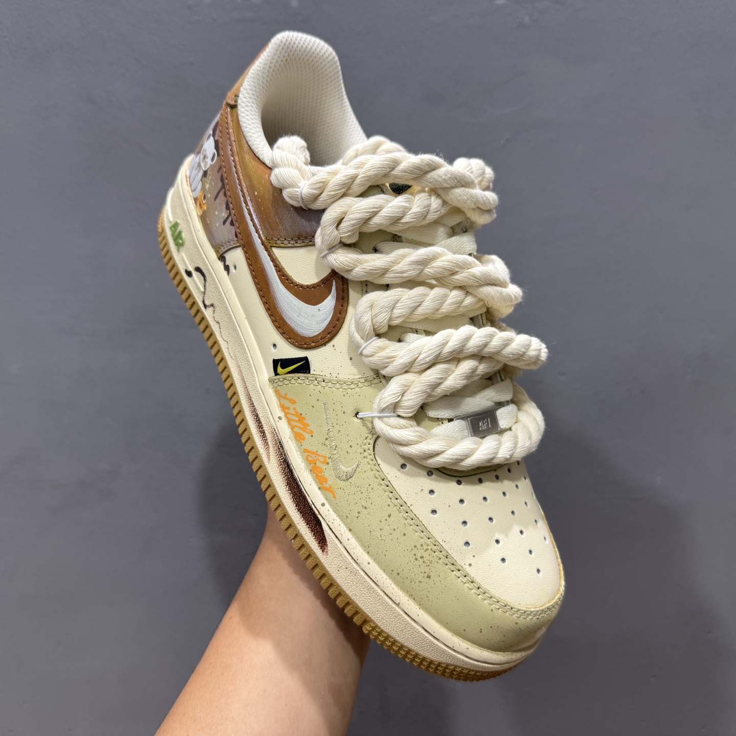 ￥260 Nike Air Force 1'07 Low ”Milk Coffee Bear” 手绘涂鸦 奶咖小熊 空军一号低帮休闲板鞋 XL2321-666