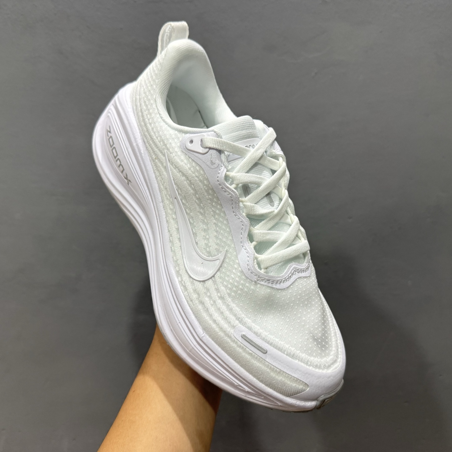 180 Nike VOMERO PLUS RUN 耐克 舒适减震防滑 低帮跑步鞋 HV8150-102