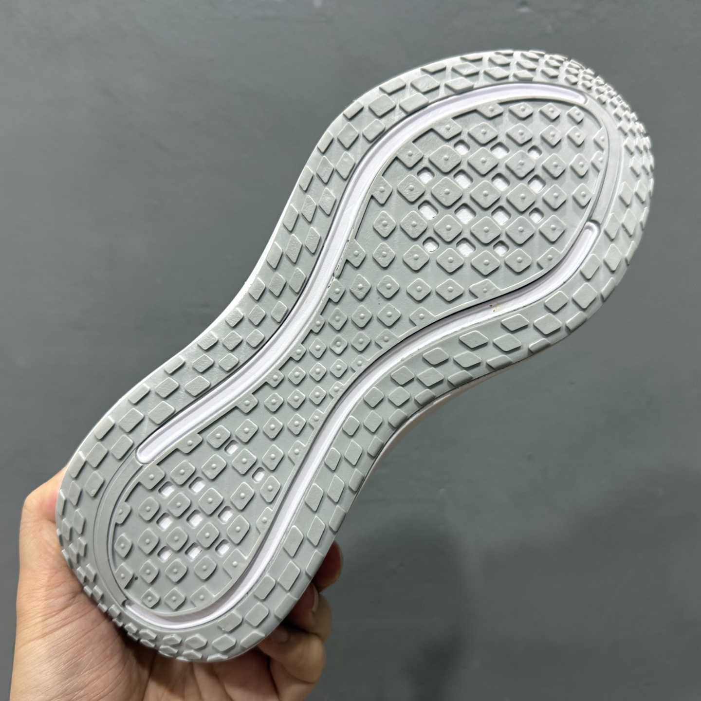 180 Nike VOMERO PLUS RUN 耐克 舒适减震防滑 低帮跑步鞋 HV8150-102