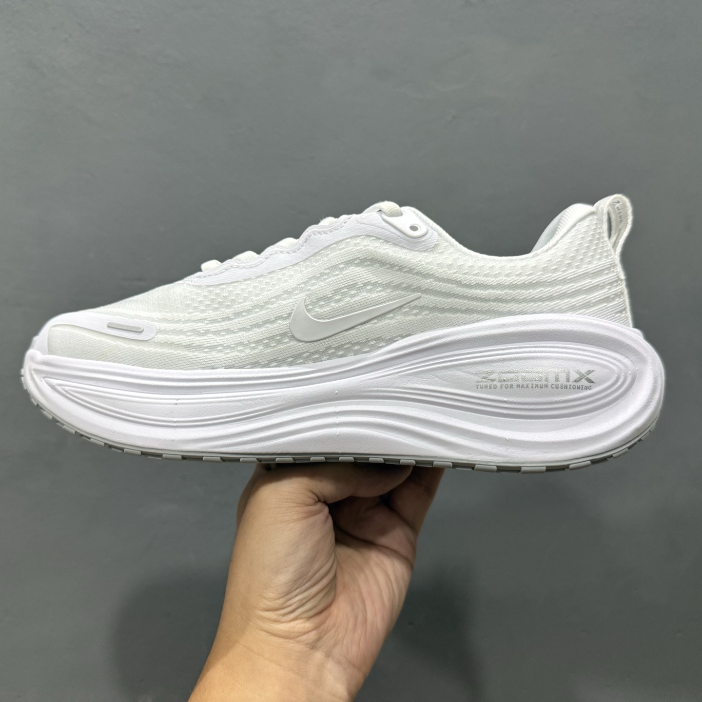 180 Nike VOMERO PLUS RUN 耐克 舒适减震防滑 低帮跑步鞋 HV8150-102