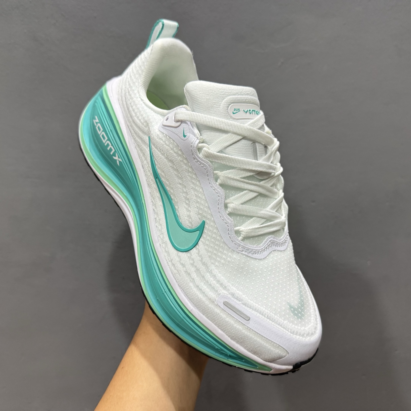180 Nike VOMERO PLUS RUN 耐克 舒适减震防滑 低帮跑步鞋 HV8154-100-Chinese UA Cheap High Quatity Brand Clothes Bags handbags Sneakers wholesale wholesaler seller from China Factory suppliers Fashion Clothing Shoes best Quality Beautiful Price 180 Nike VOMERO PLUS RUN 耐克 舒适减震防滑 低帮跑步鞋 HV8154-100