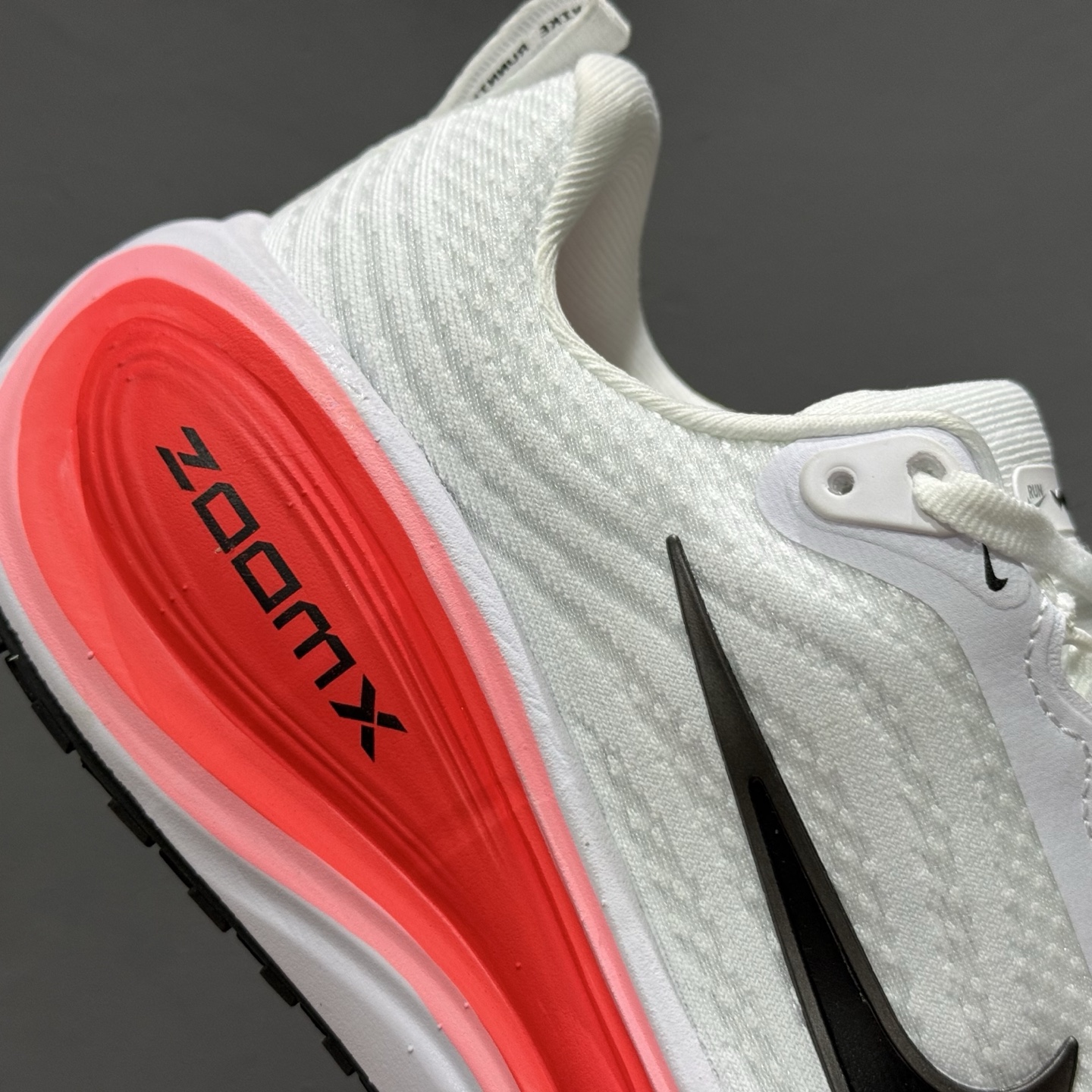 180 Nike VOMERO PLUS RUN 耐克 舒适减震防滑 低帮跑步鞋 HV8150-100