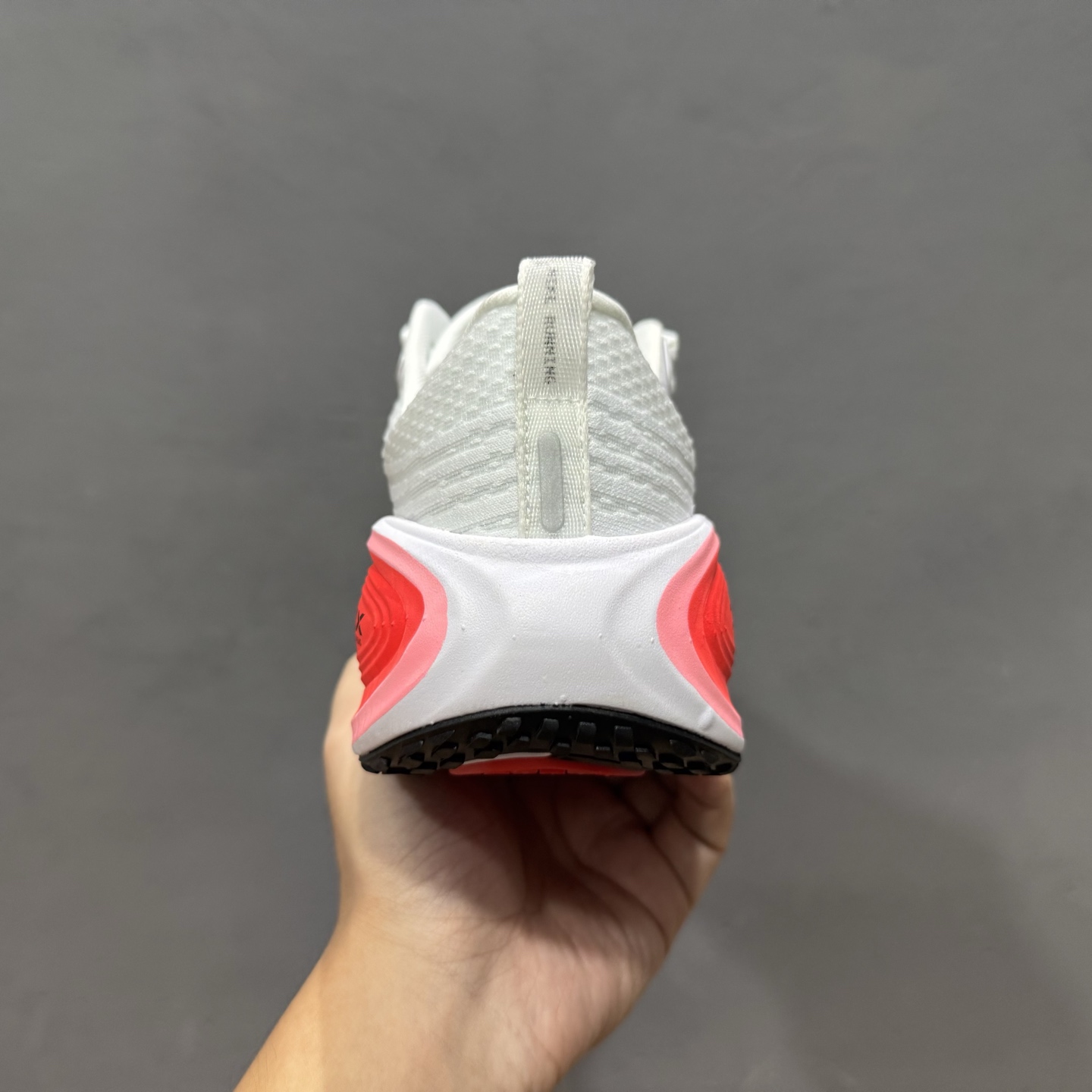 180 Nike VOMERO PLUS RUN 耐克 舒适减震防滑 低帮跑步鞋 HV8150-100