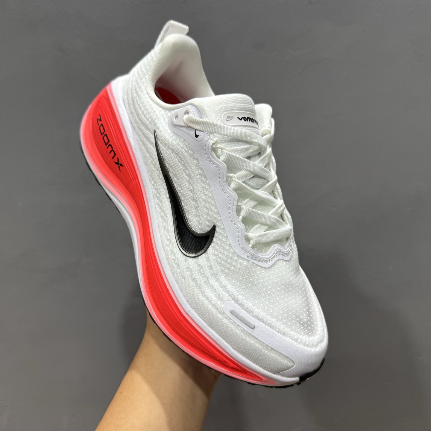 180 Nike VOMERO PLUS RUN 耐克 舒适减震防滑 低帮跑步鞋 HV8150-100