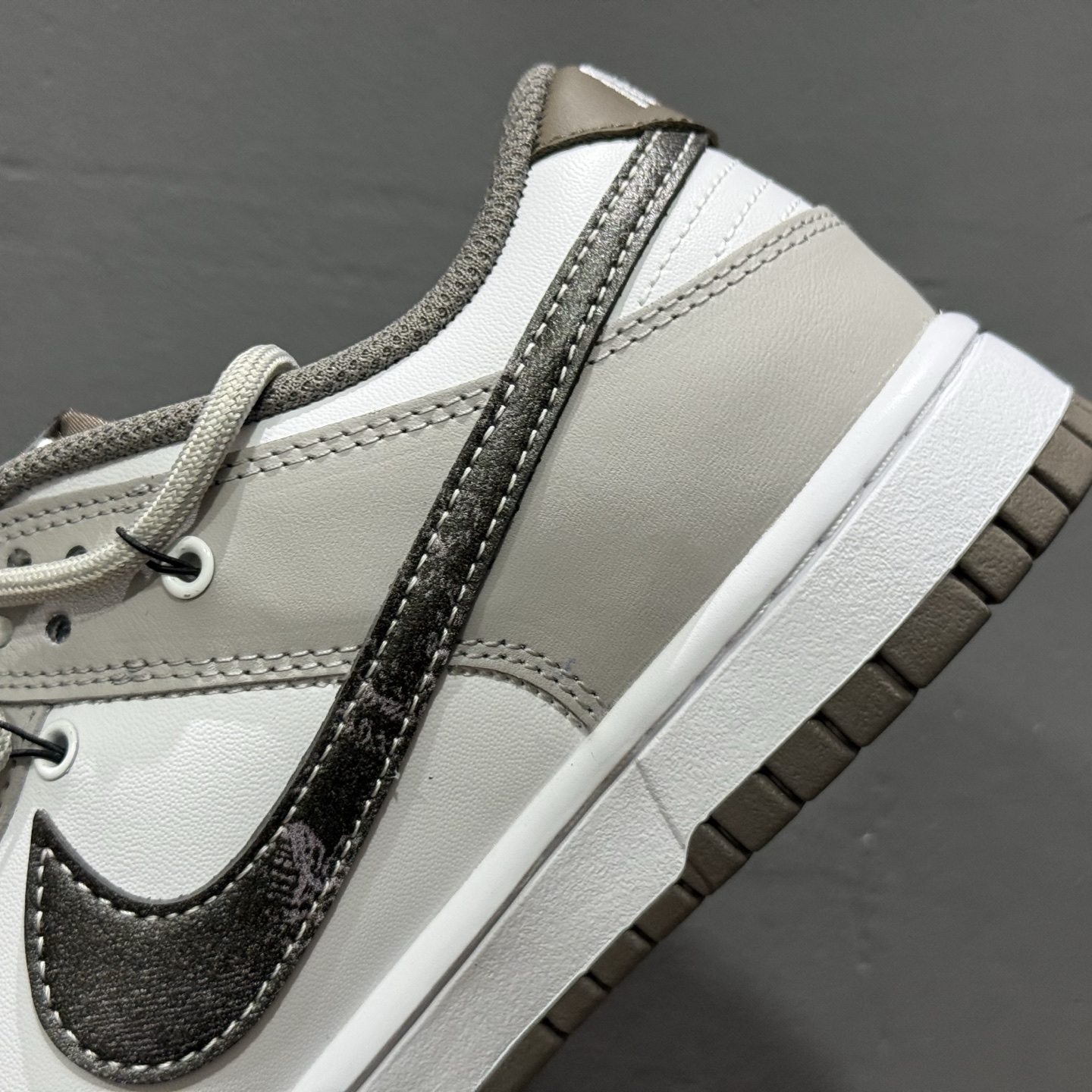 Nike Dunk Low 灰度法则 灰棕 HF5441-111-莆田鞋,莆田鞋货源,高仿鞋,高仿鞋货源,安福档口,莆田高仿鞋,莆田鞋批发,高仿鞋批发,莆田高仿运动鞋,高仿运动鞋,莆田运动鞋 Nike Dunk Low 灰度法则 灰棕 HF5441-111