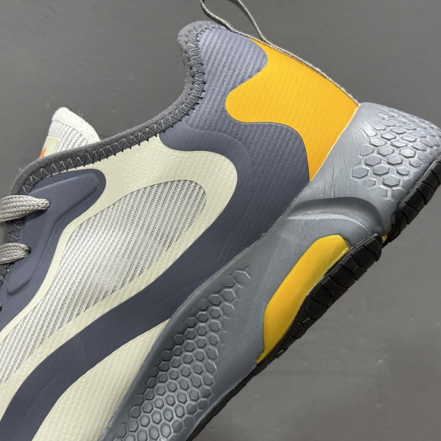 180 Adidas AlphaBounce Beyond m 阿尔法真标网面休闲跑步鞋