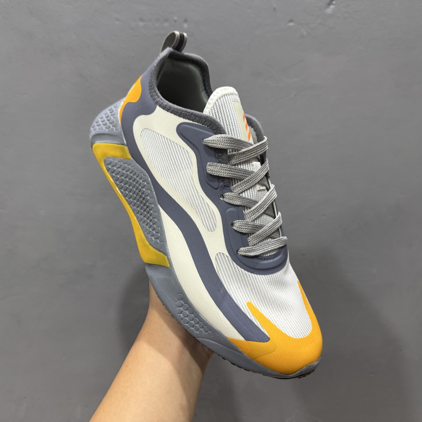 180 Adidas AlphaBounce Beyond m 阿尔法真标网面休闲跑步鞋