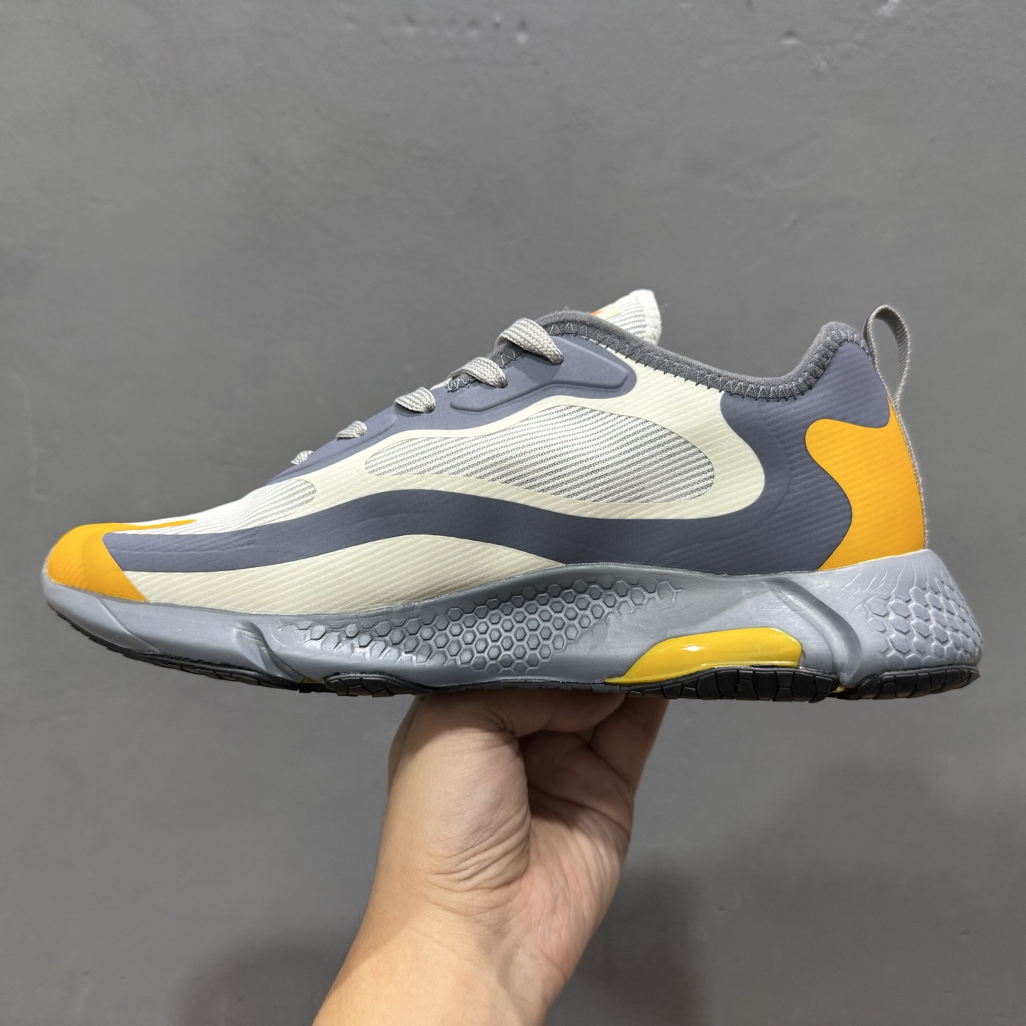 180 Adidas AlphaBounce Beyond m 阿尔法真标网面休闲跑步鞋