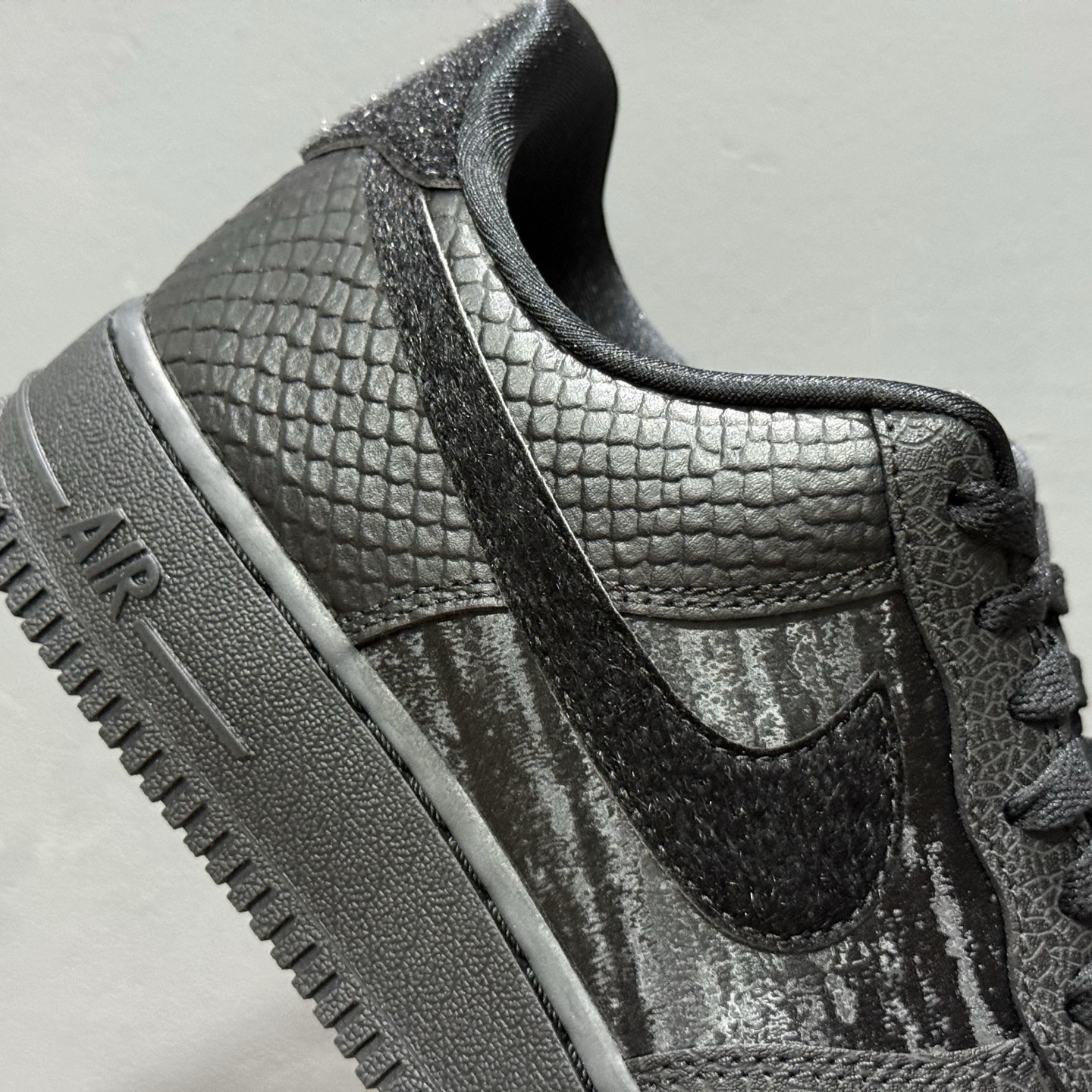 200 Air Force 1 '07 Low 裂纹马毛黑武士 HQ1977-001