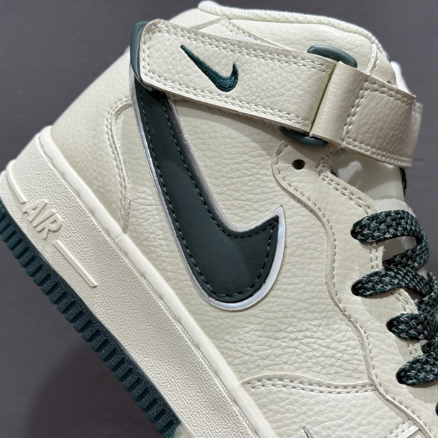 ￥260 Nike Air Force 1'07 Mid 米绿双色底 满天星 空军一号中帮休闲板鞋 XL0236-235