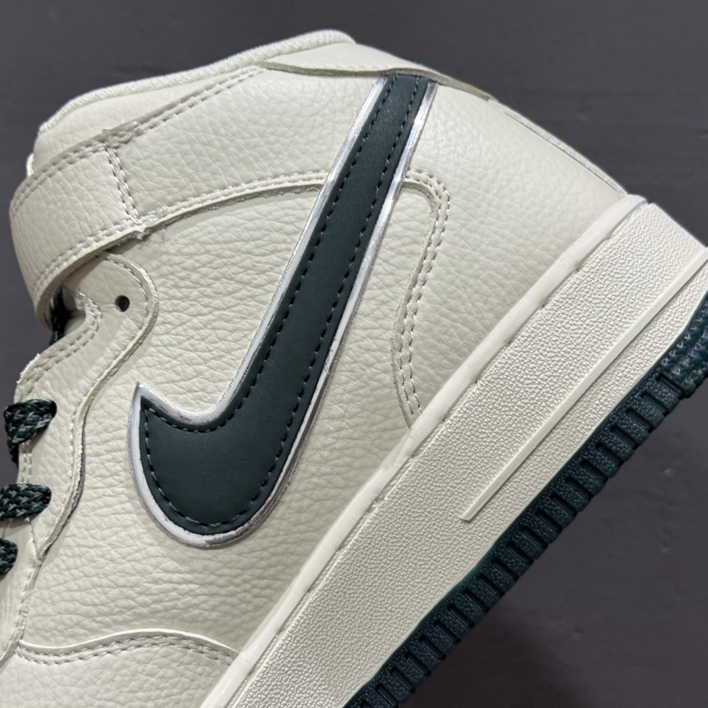 ￥260 Nike Air Force 1'07 Mid 米绿双色底 满天星 空军一号中帮休闲板鞋 XL0236-235