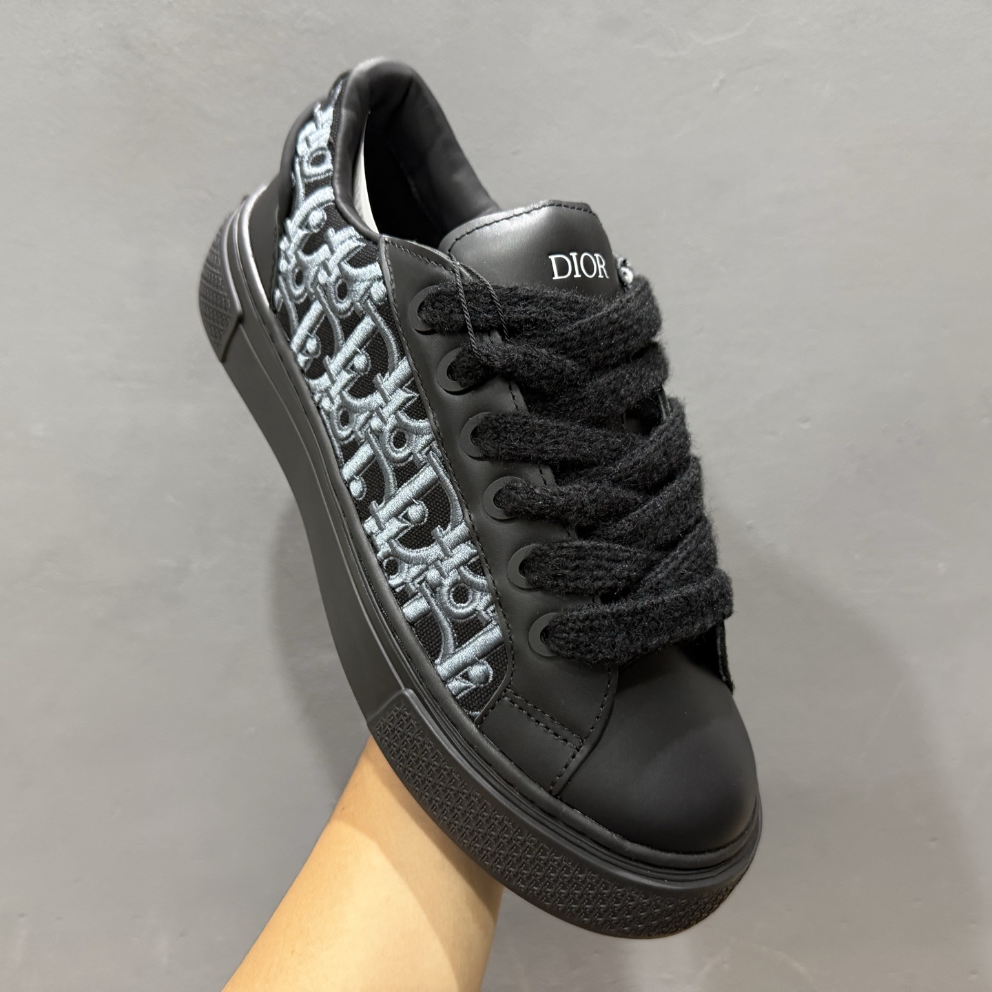 380 迪奥B33运动鞋 重新诠释经典的网球鞋 Dior 30Avenue Montaigne标志