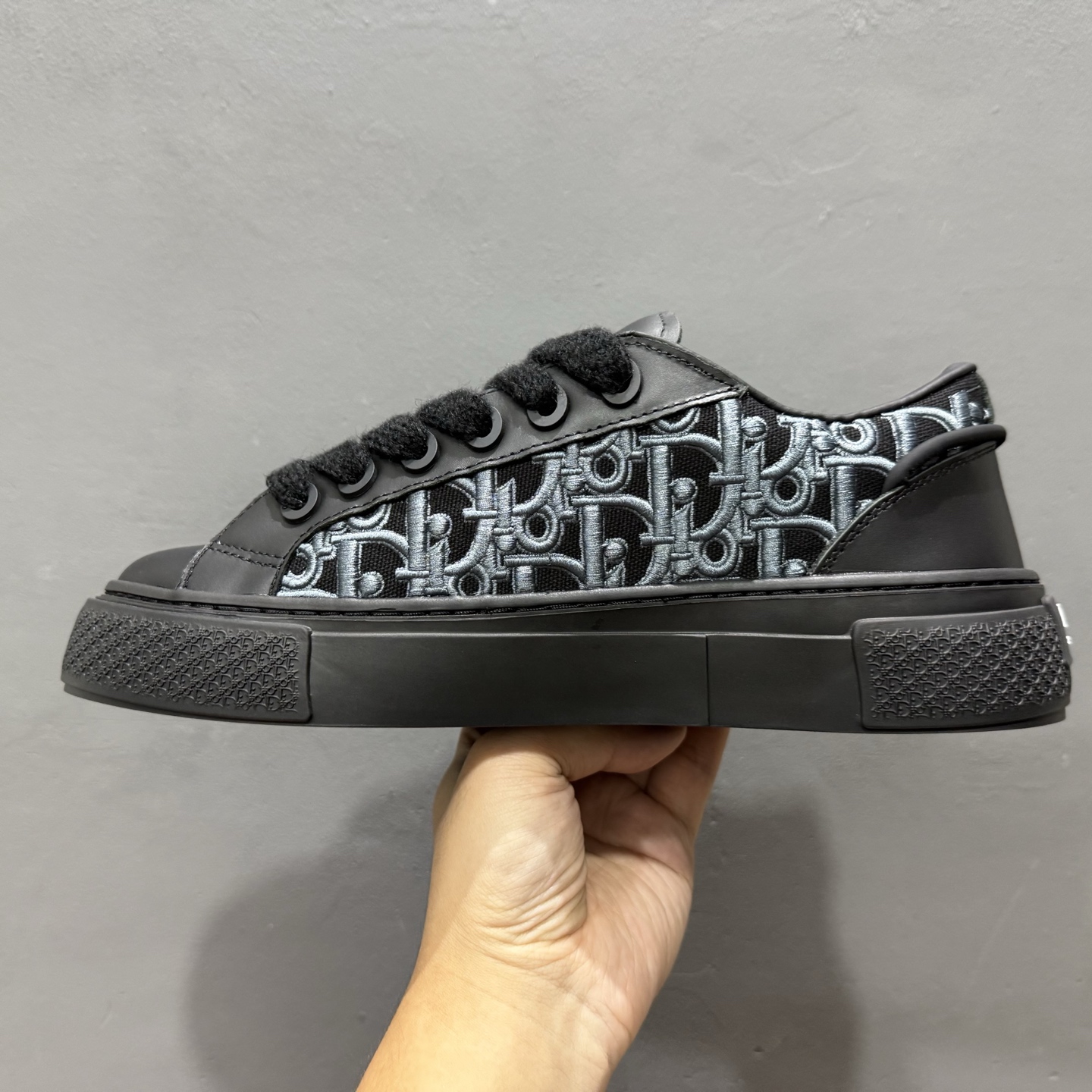 380 迪奥B33运动鞋 重新诠释经典的网球鞋 Dior 30Avenue Montaigne标志