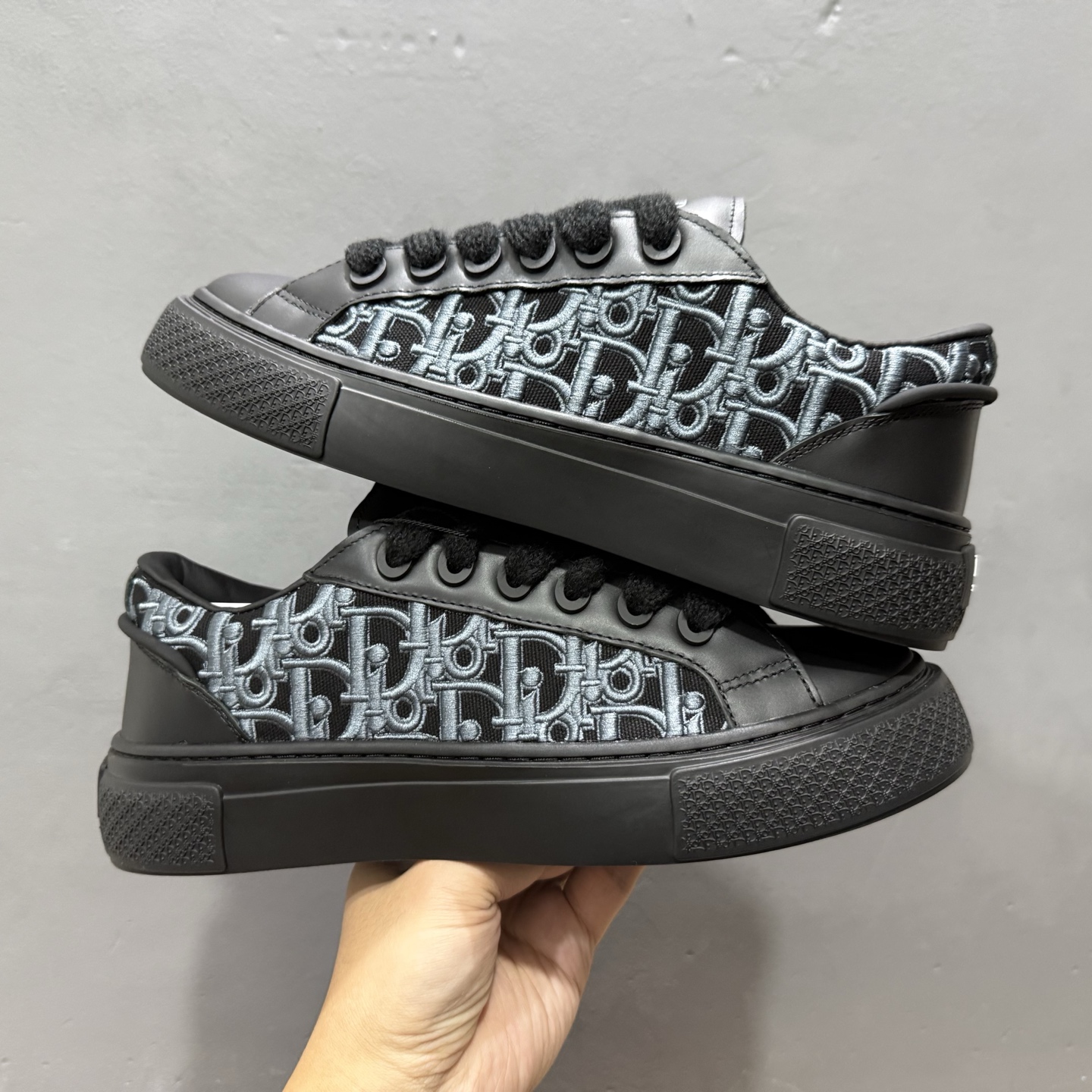 380 迪奥B33运动鞋 重新诠释经典的网球鞋 Dior 30Avenue Montaigne标志