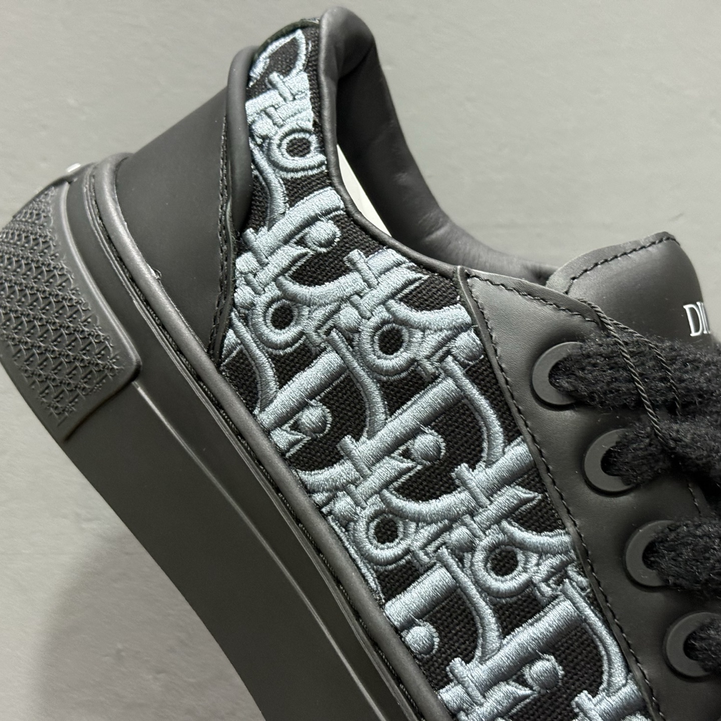 380 迪奥B33运动鞋 重新诠释经典的网球鞋 Dior 30Avenue Montaigne标志