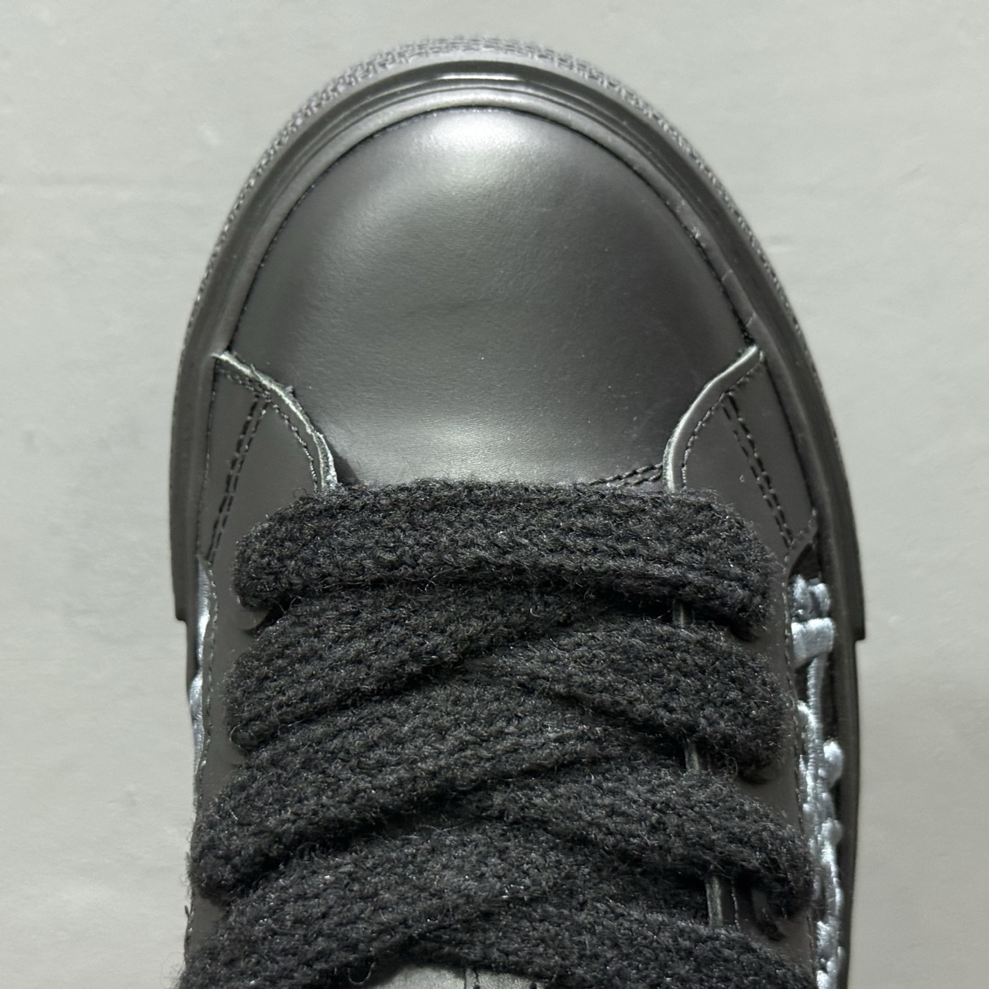 380 迪奥B33运动鞋 重新诠释经典的网球鞋 Dior 30Avenue Montaigne标志