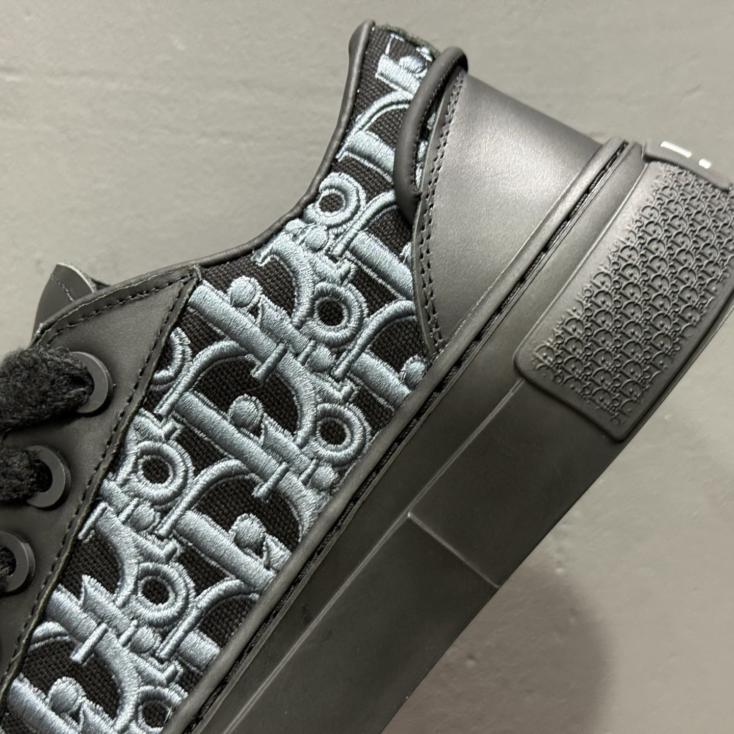 380 迪奥B33运动鞋 重新诠释经典的网球鞋 Dior 30Avenue Montaigne标志