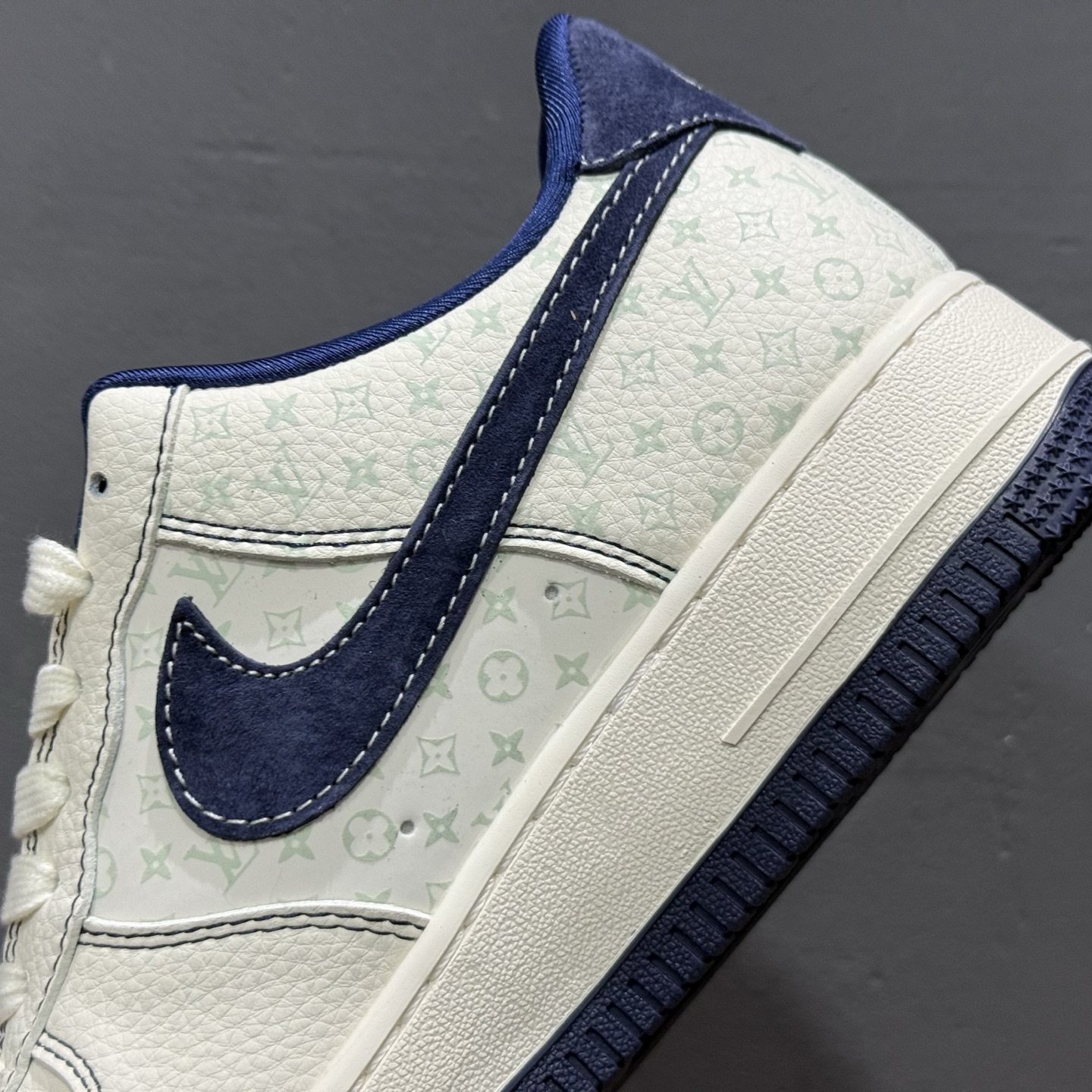 ￥260 Nike Air Force 1'07 Low LV联名 印花米蓝勾 空军一号低帮休闲板鞋 MZ9588-817